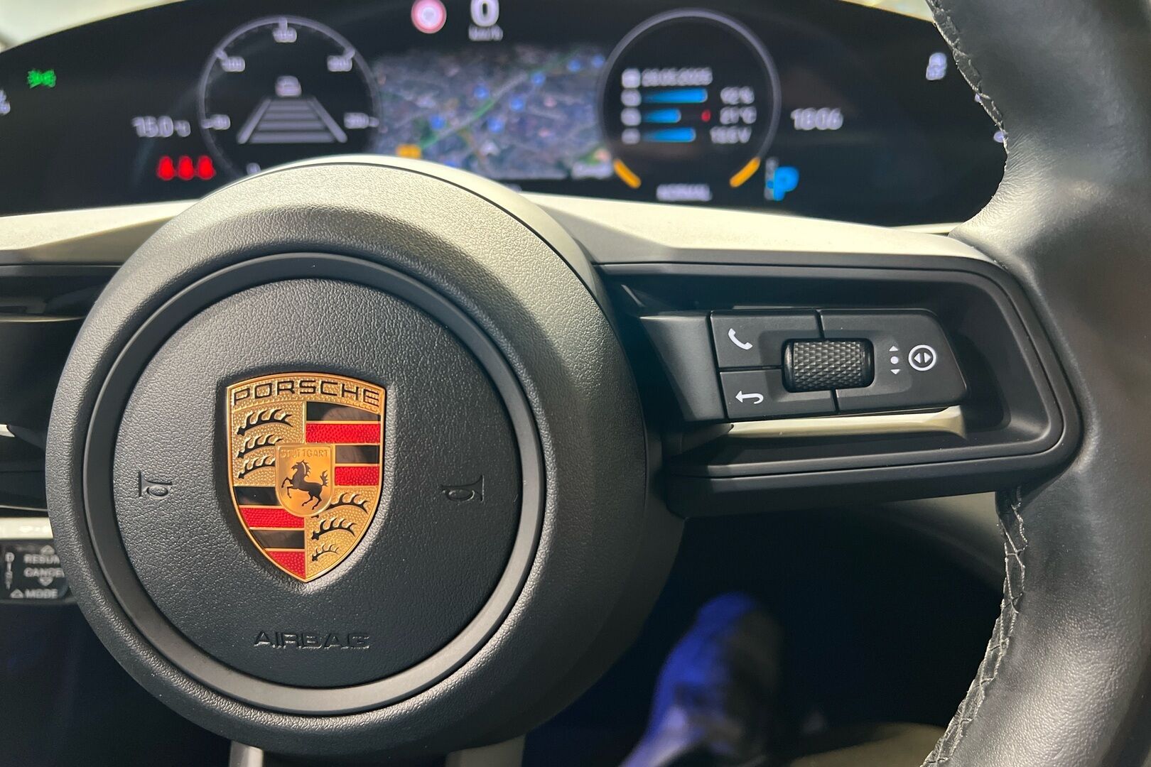 PORSCHE TAYCAN iso kuva 11