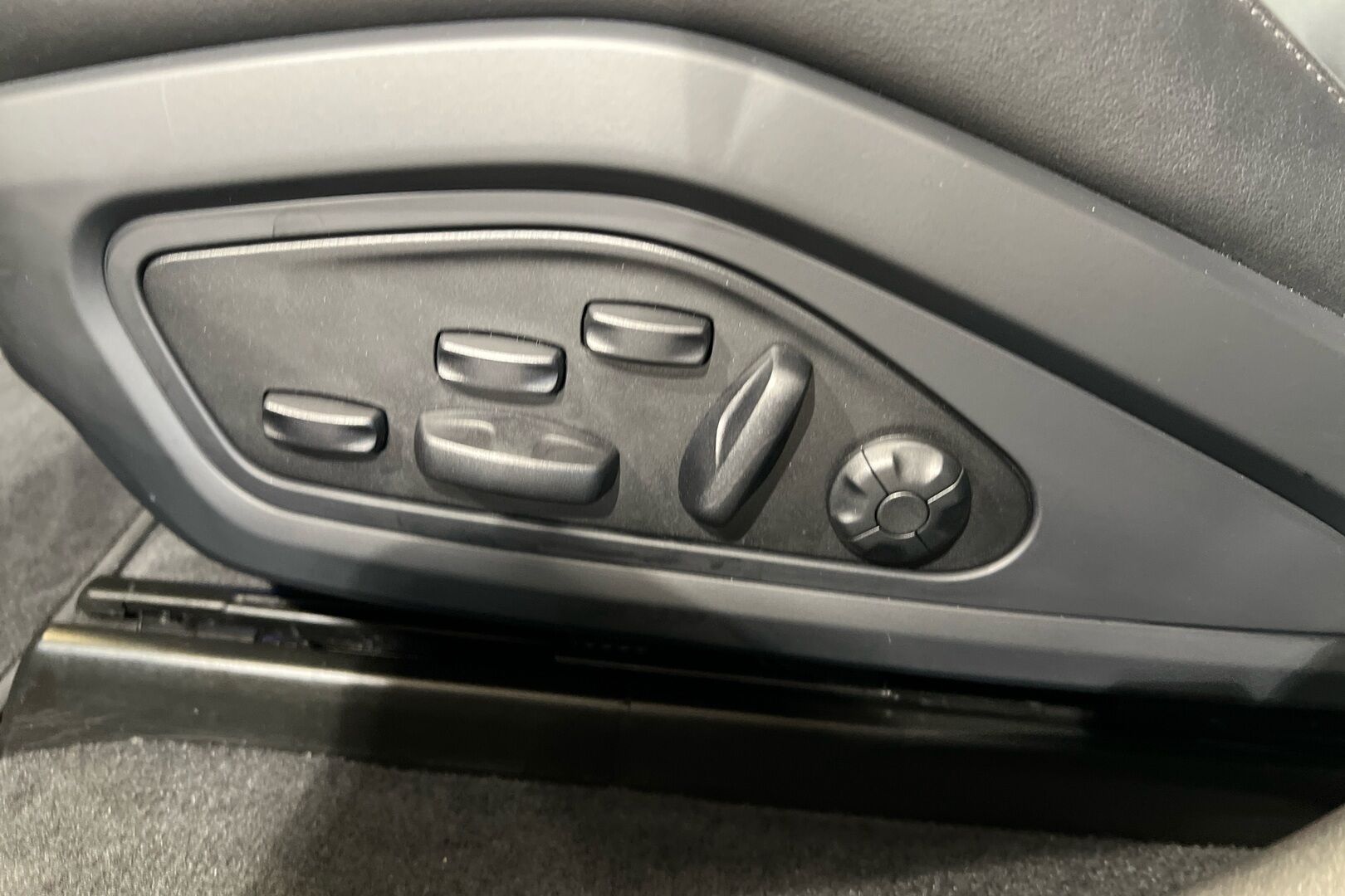 PORSCHE TAYCAN iso kuva 12