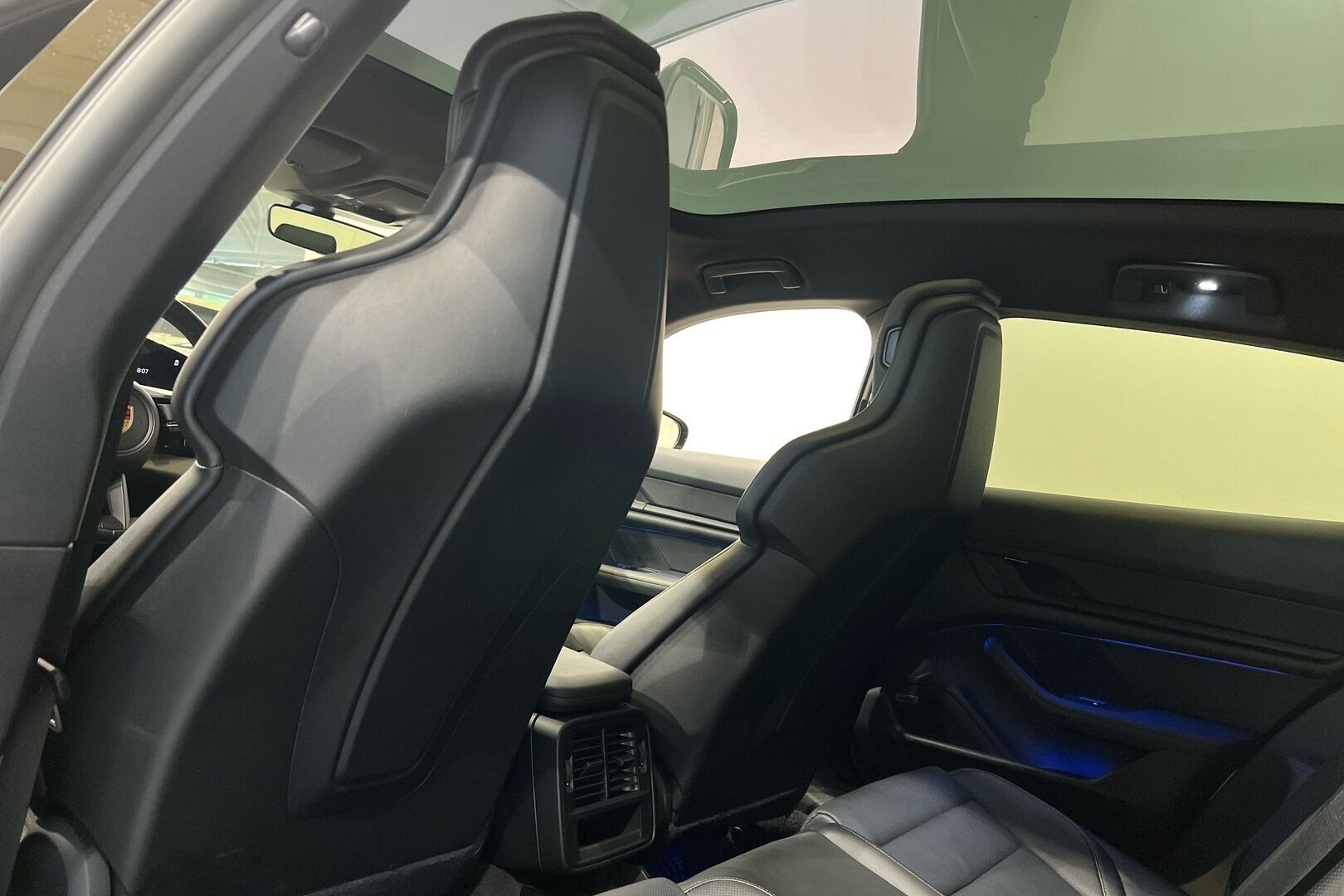 PORSCHE TAYCAN iso kuva 13