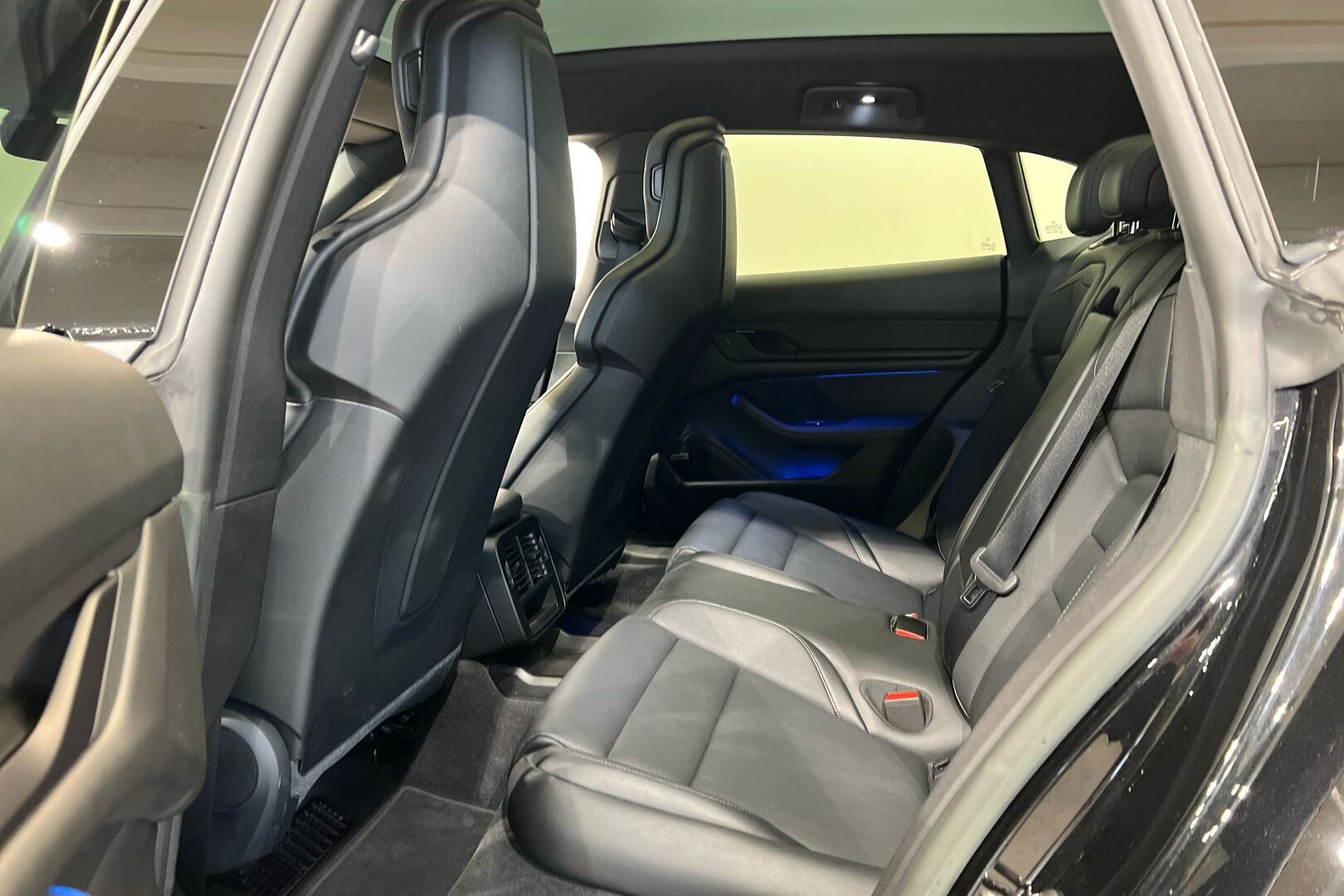 PORSCHE TAYCAN iso kuva 15