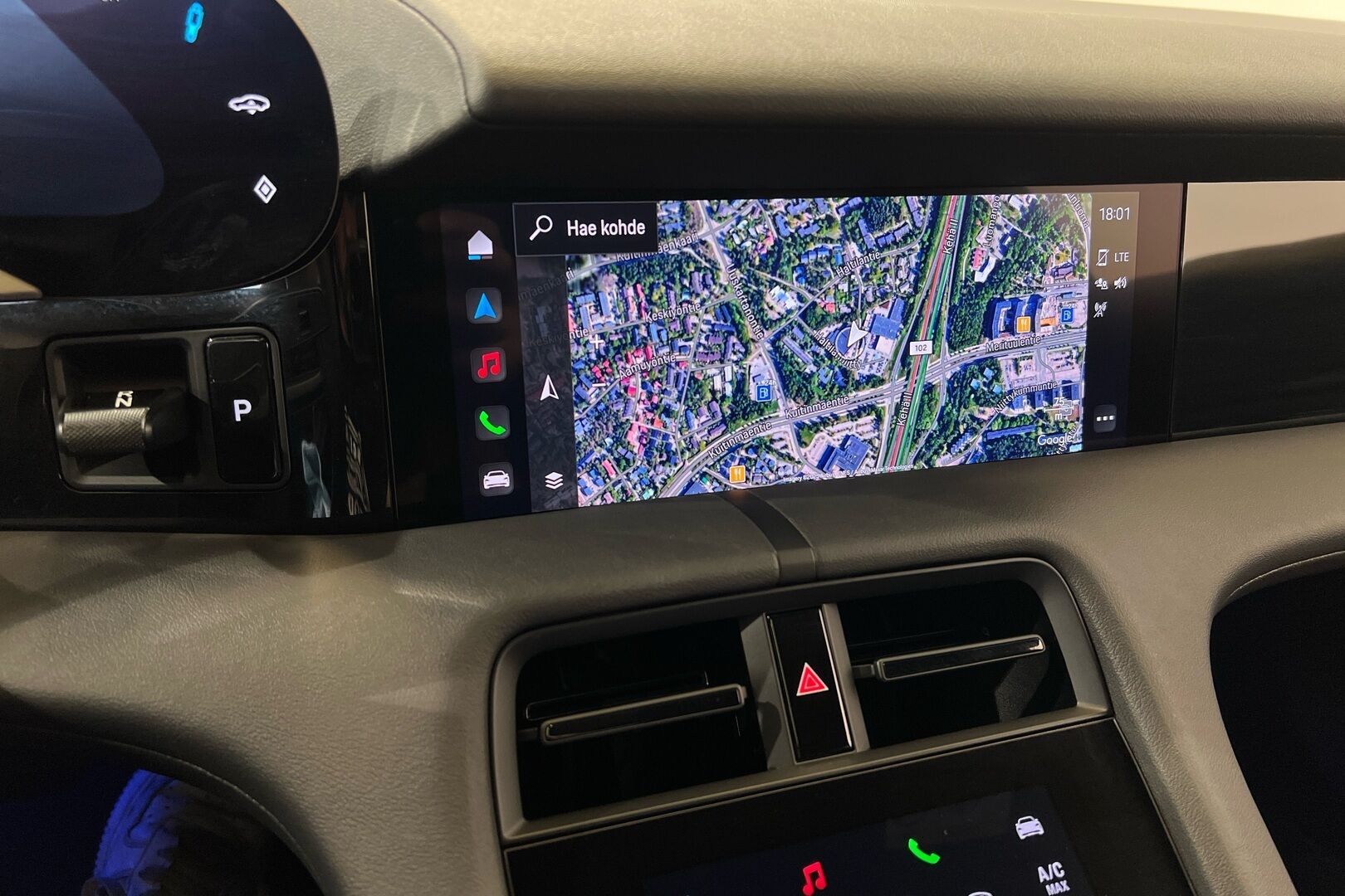 PORSCHE TAYCAN iso kuva 17