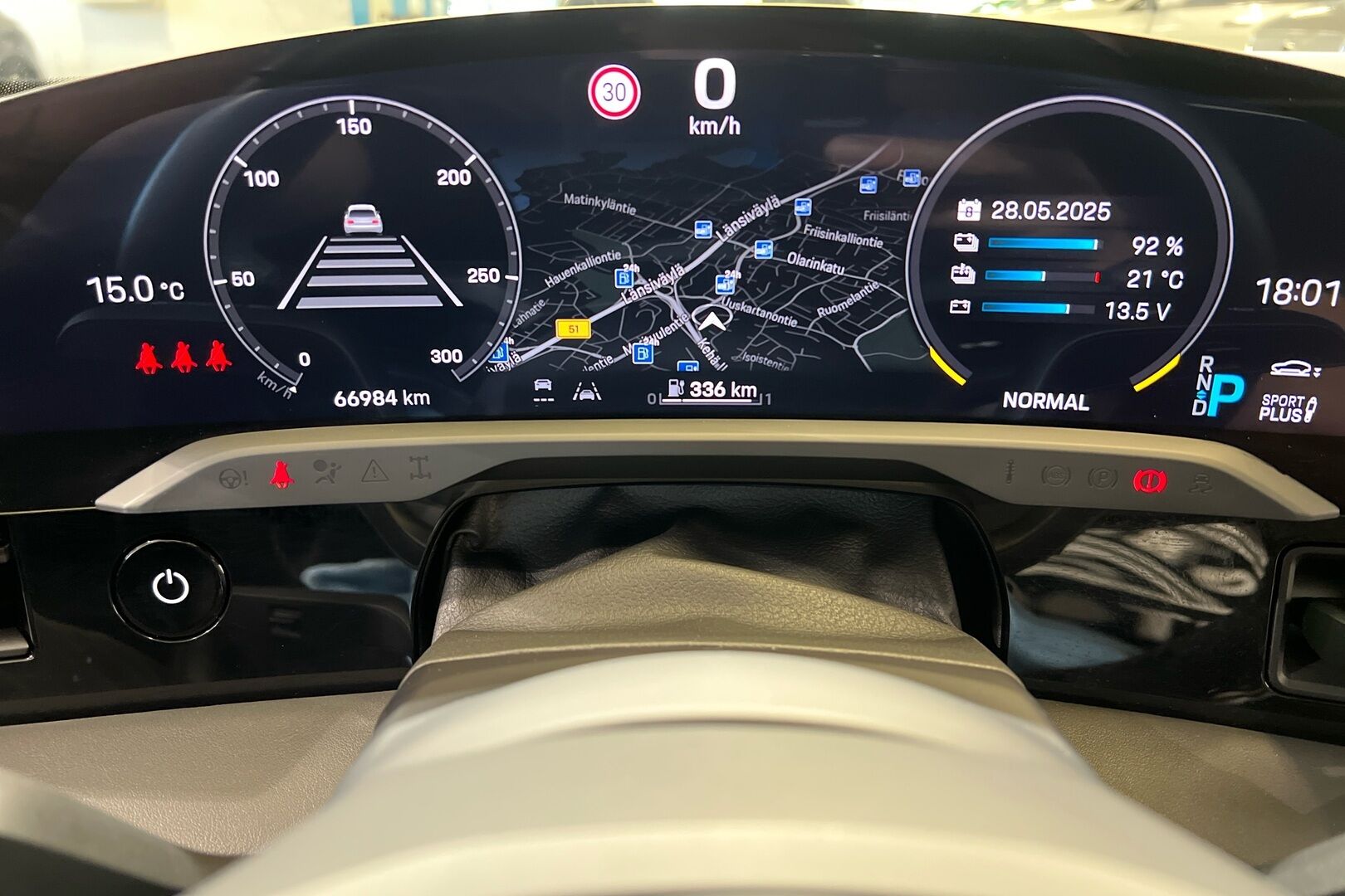 PORSCHE TAYCAN iso kuva 15