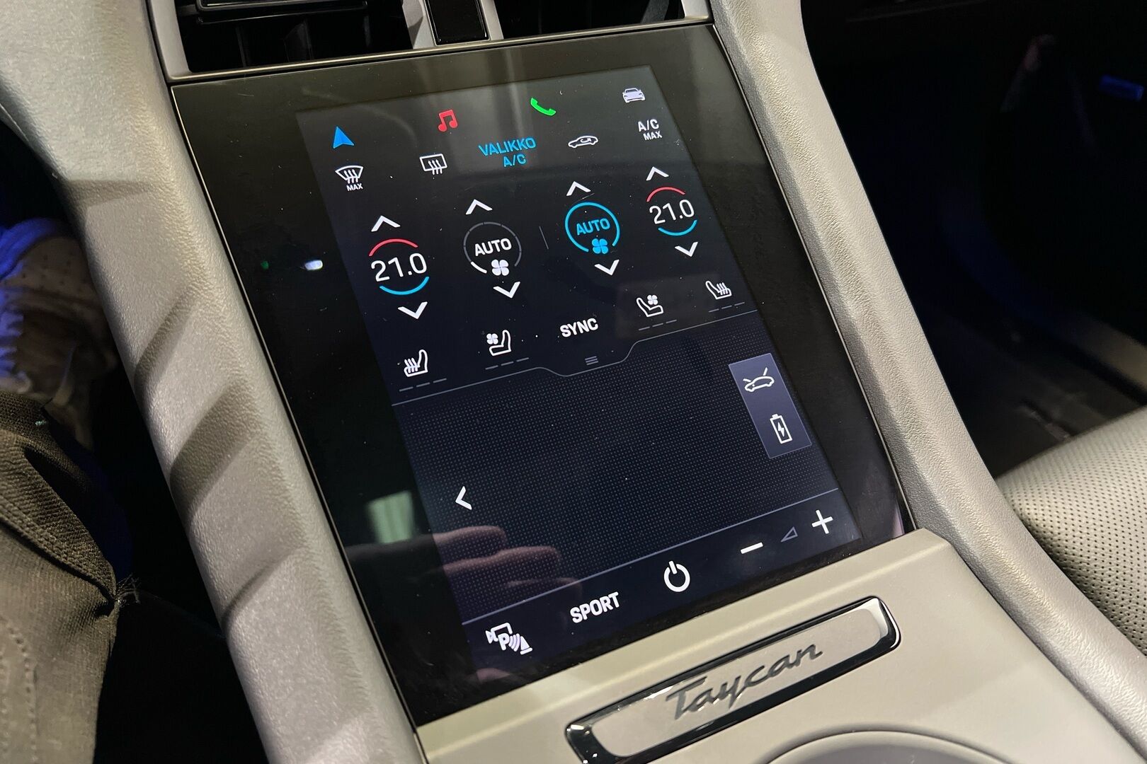 PORSCHE TAYCAN iso kuva 24