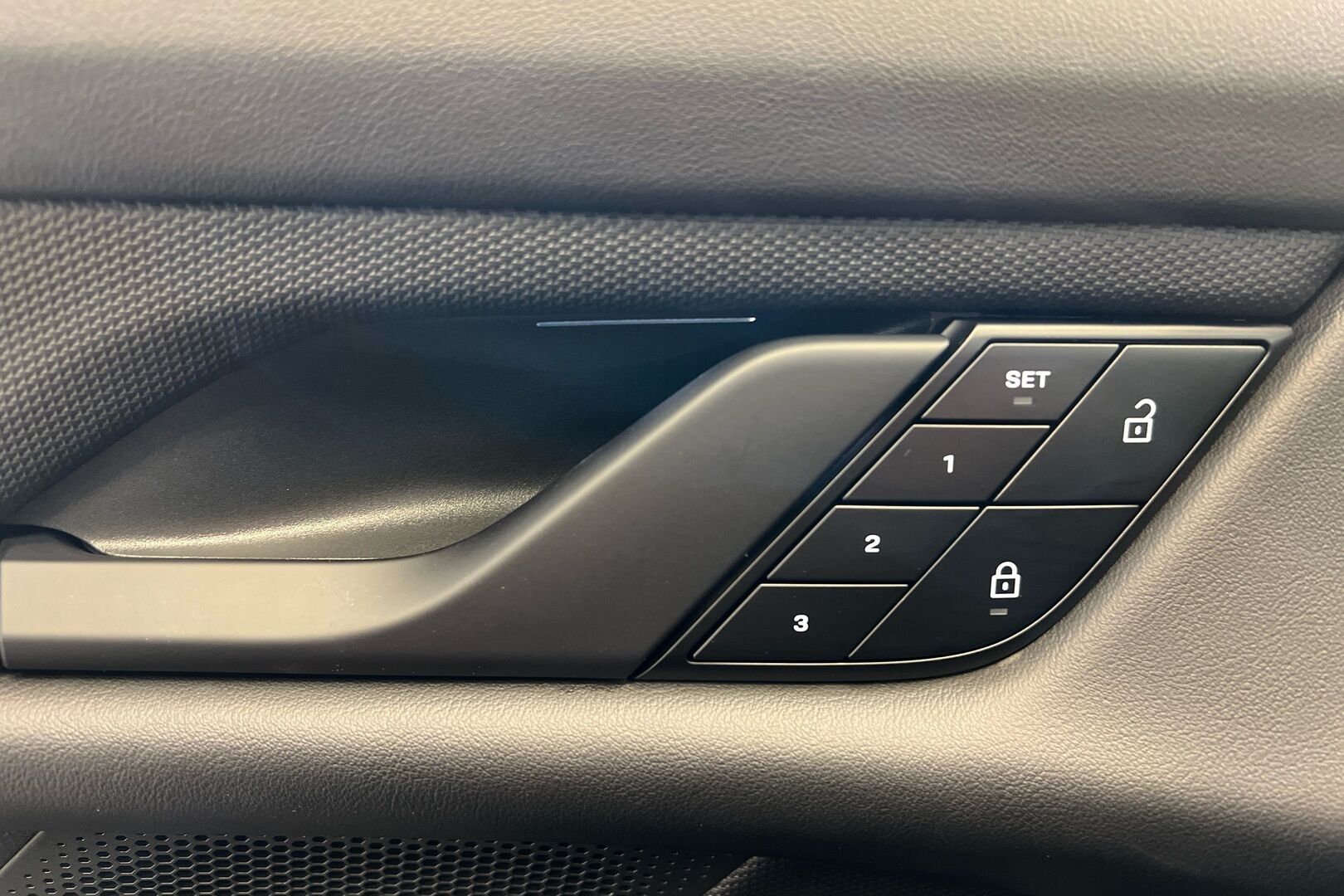 PORSCHE TAYCAN iso kuva 26