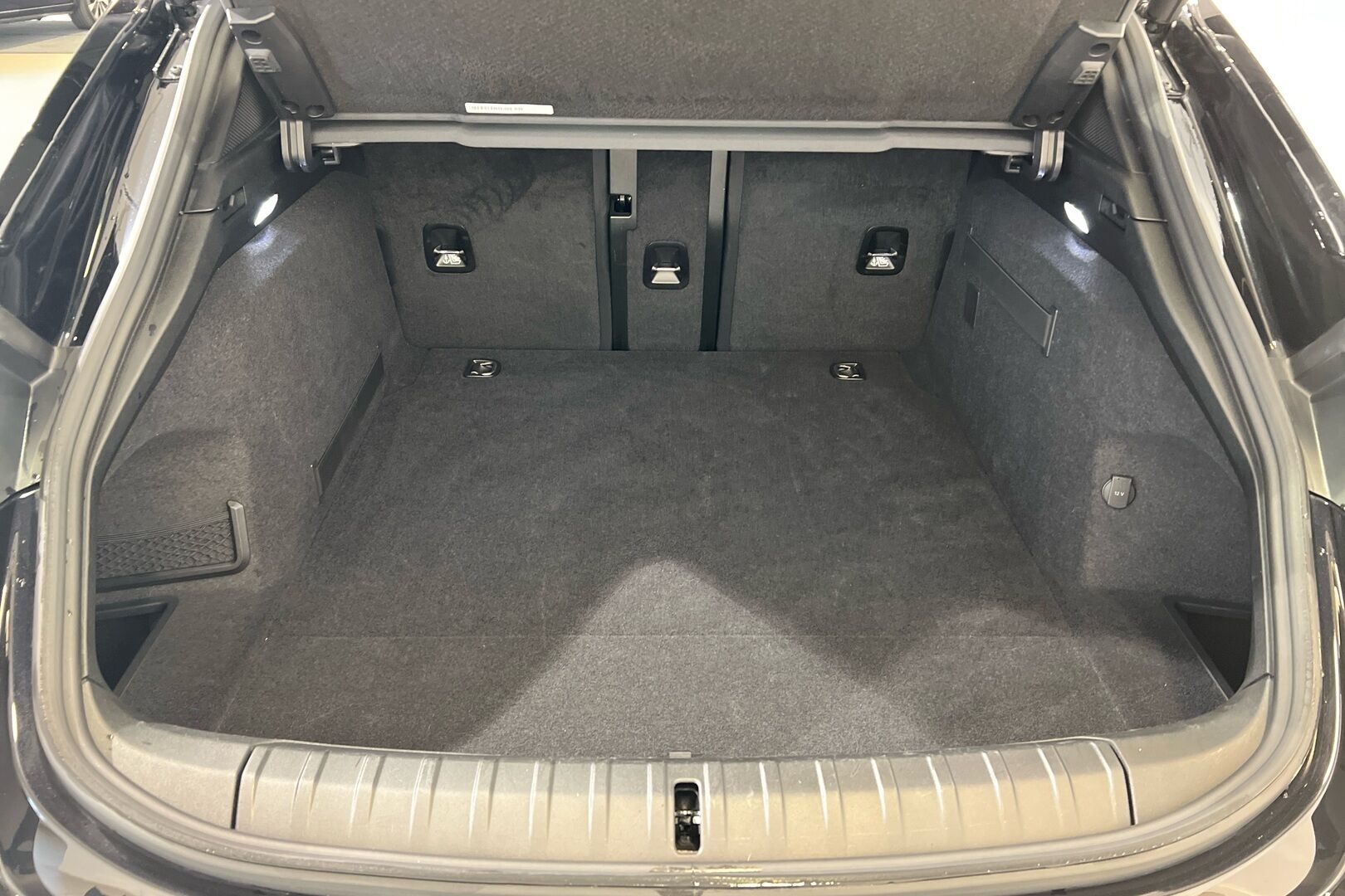 PORSCHE TAYCAN iso kuva 28