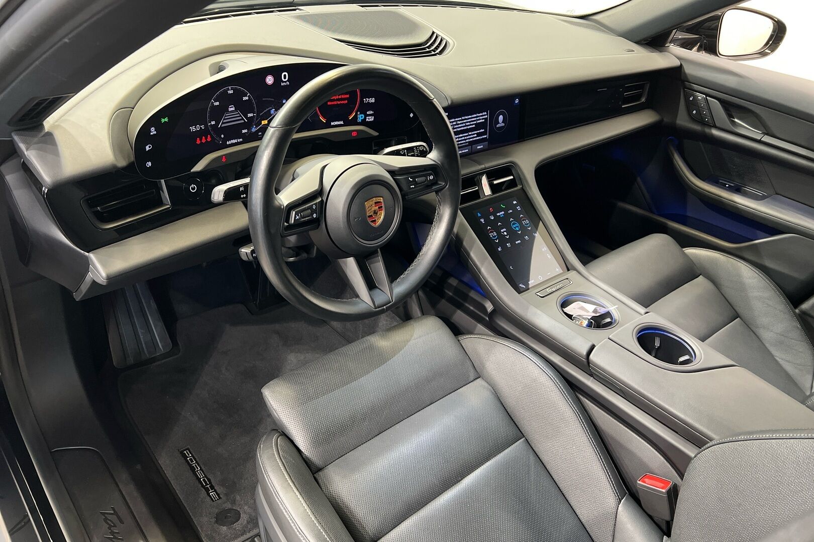 PORSCHE TAYCAN iso kuva 7