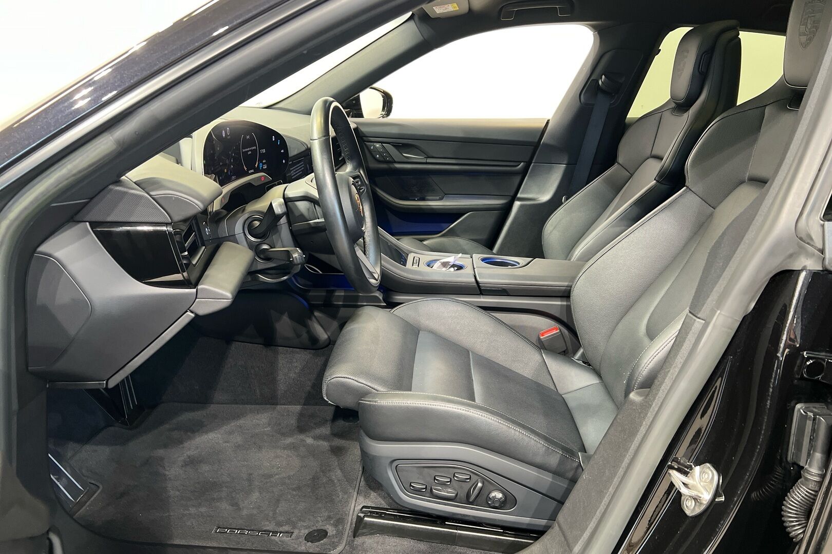 PORSCHE TAYCAN iso kuva 6