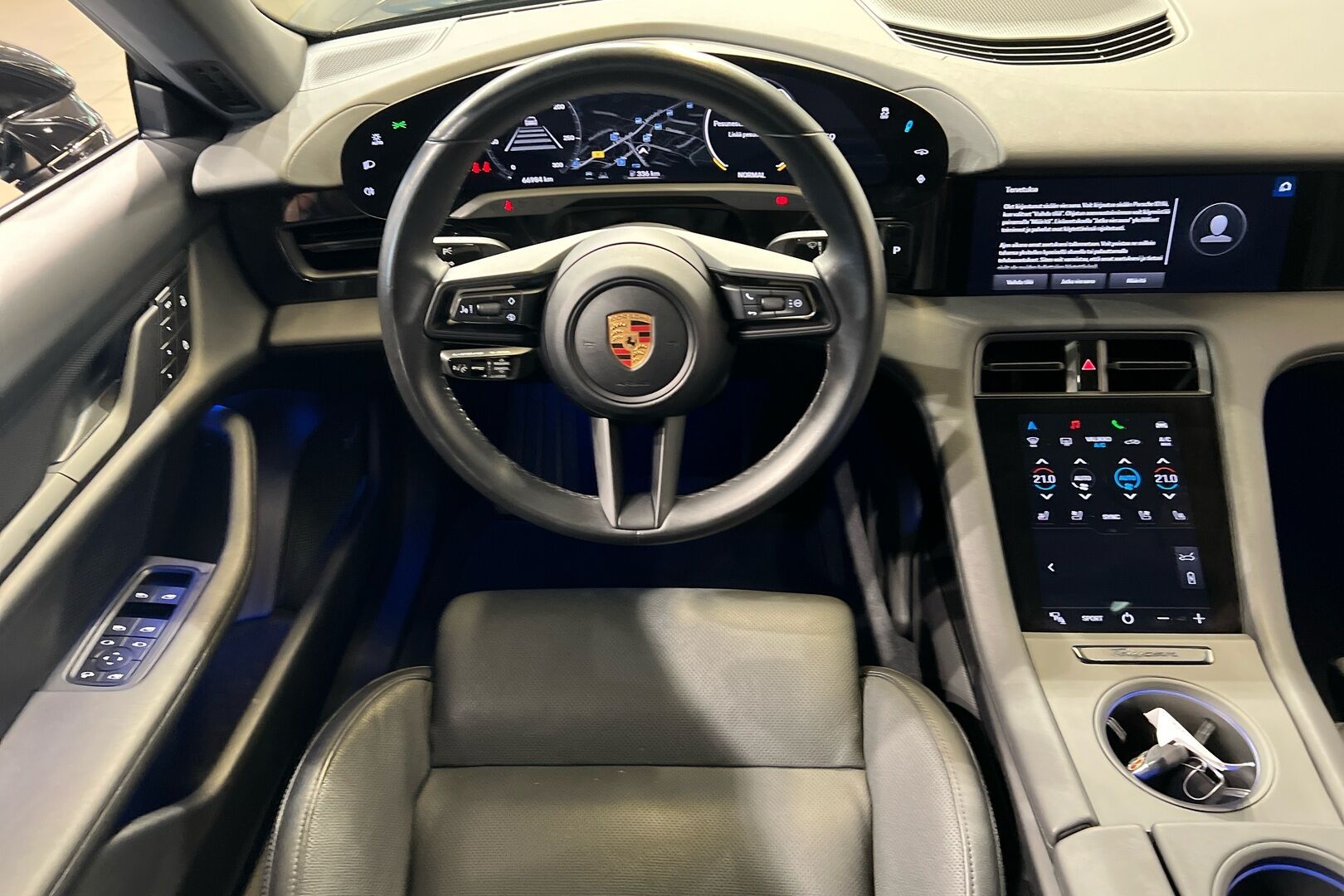 PORSCHE TAYCAN iso kuva 9