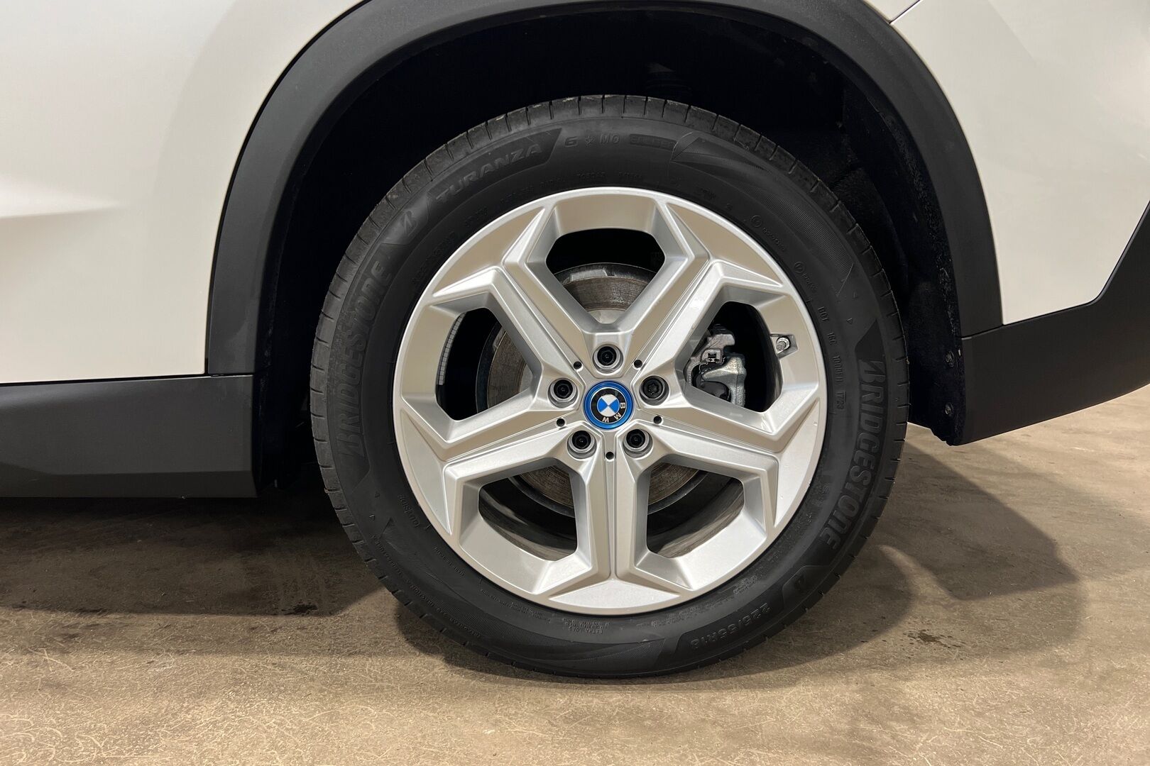 BMW IX1 iso kuva 11
