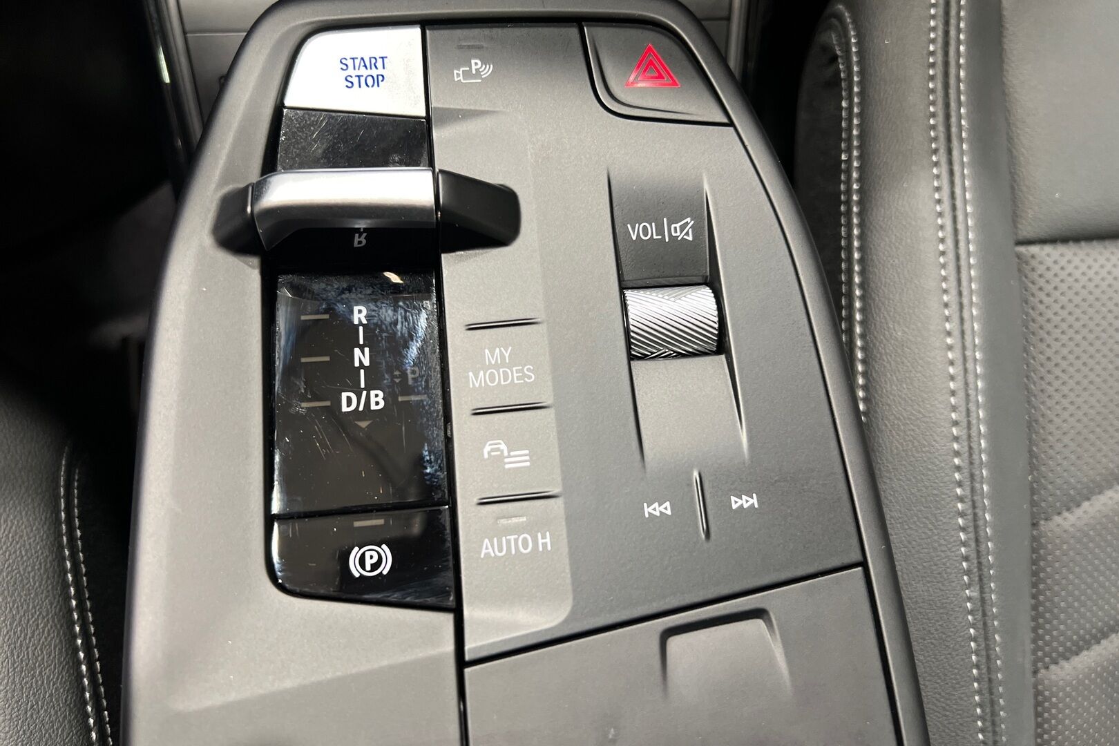 BMW IX1 iso kuva 14