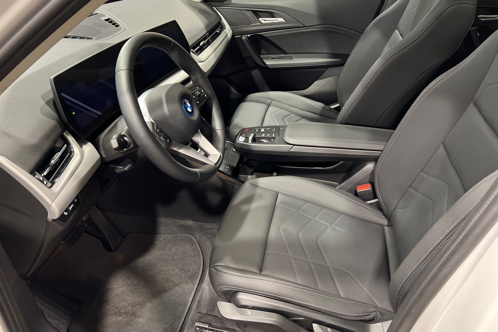 BMW IX1 iso kuva 7