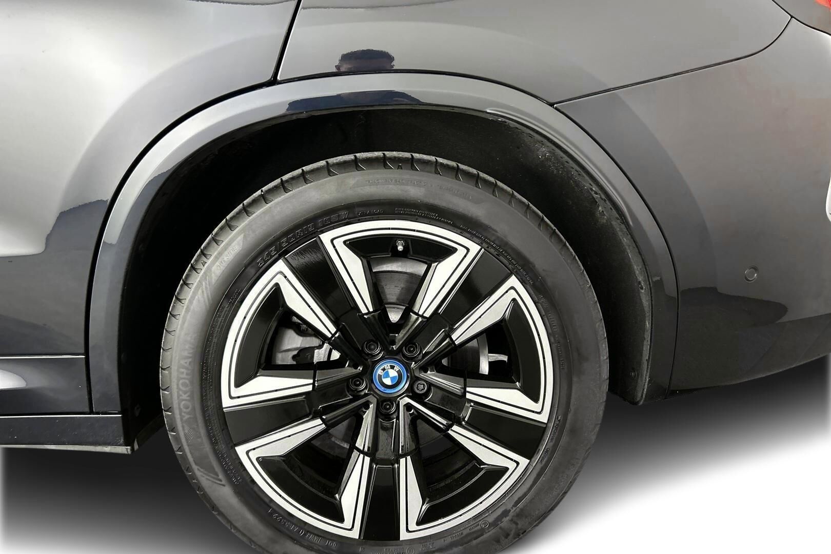 BMW iX3 iso kuva 13