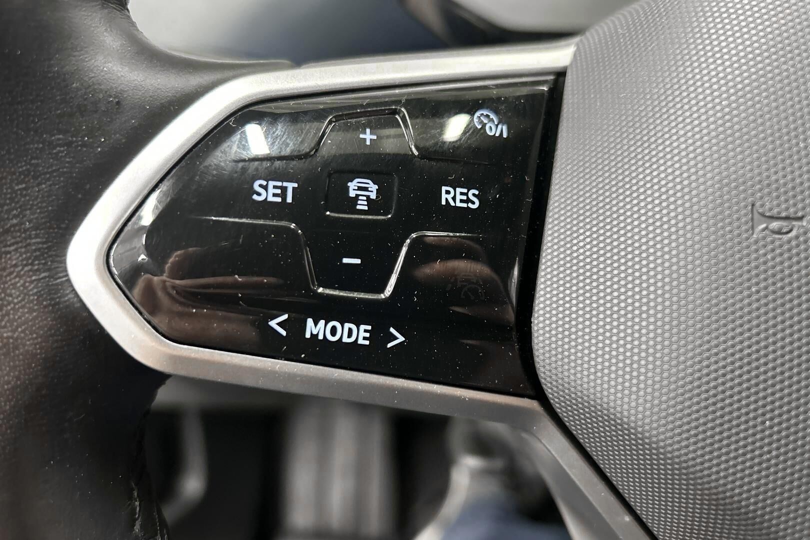 VOLKSWAGEN ID.4 iso kuva 15