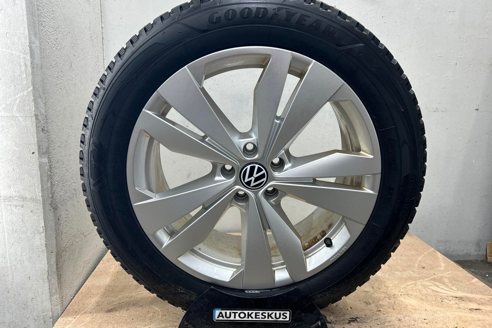 VOLKSWAGEN ID.4 iso kuva 22