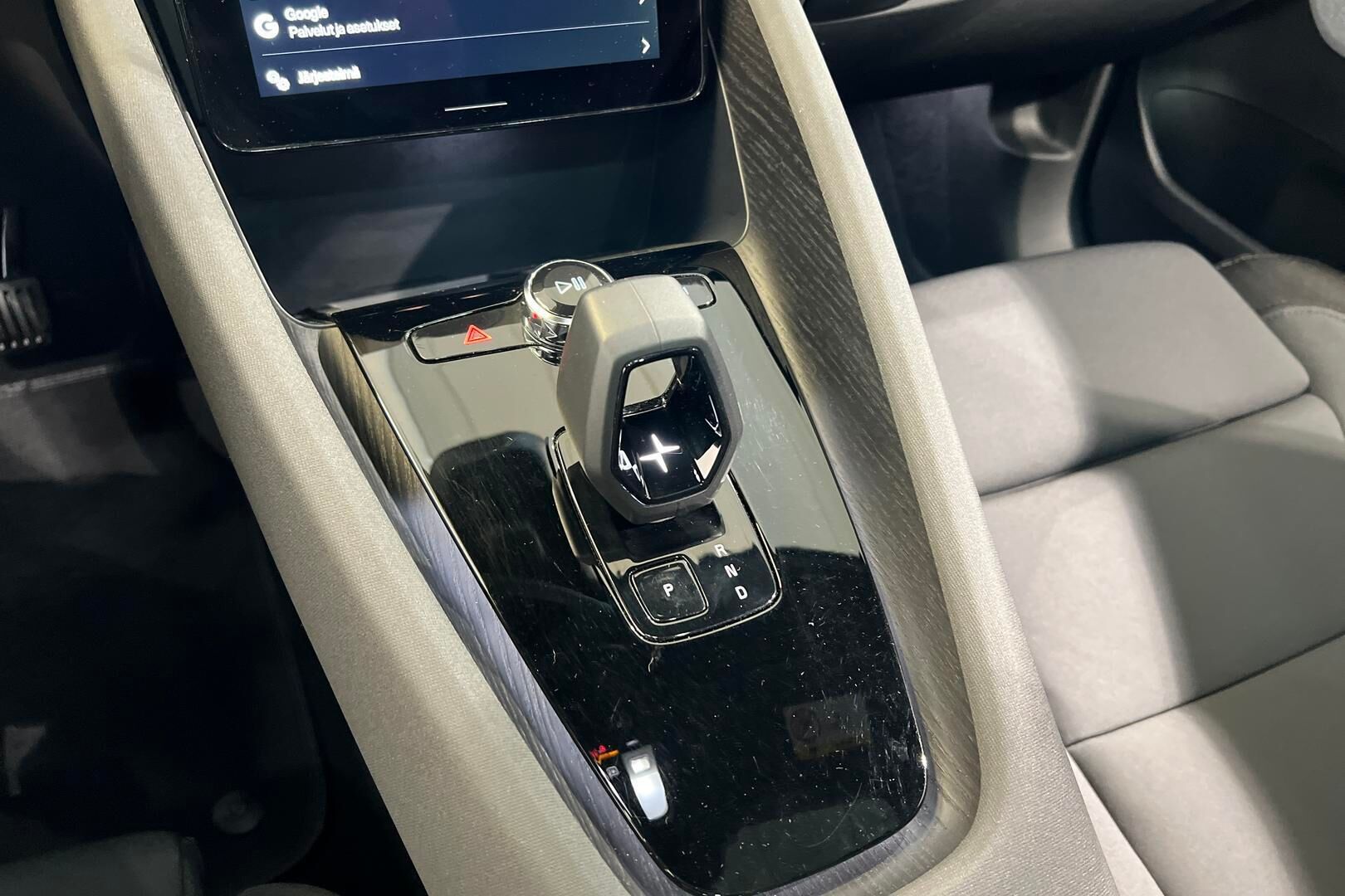 POLESTAR 2 iso kuva 25