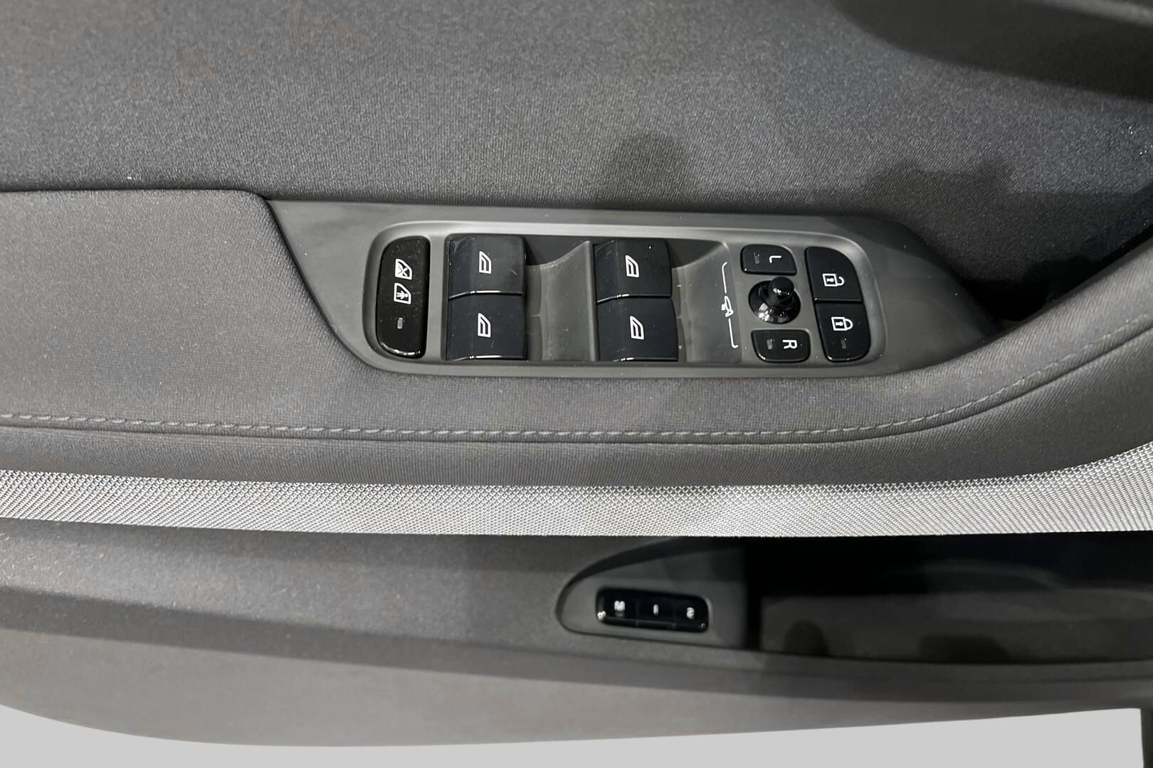 POLESTAR 2 iso kuva 28
