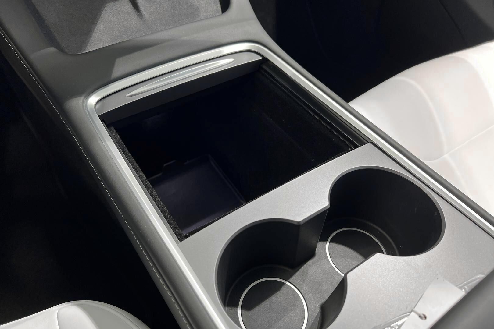 TESLA MODEL Y iso kuva 23