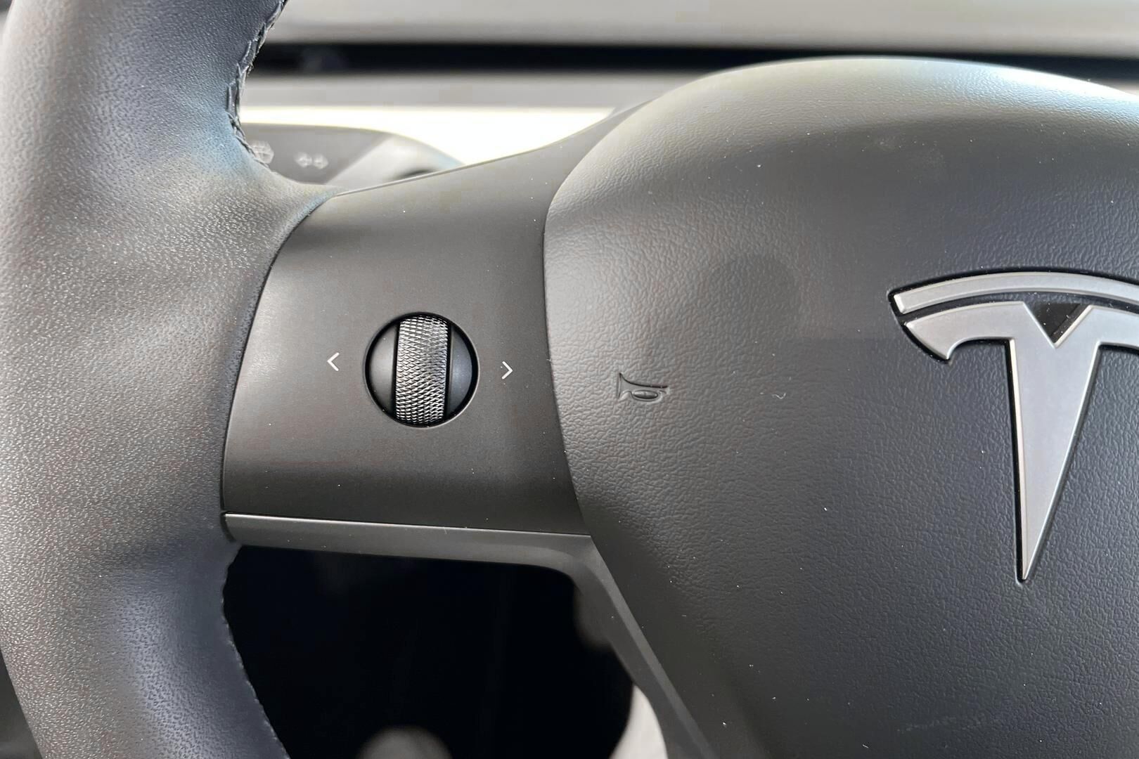 TESLA MODEL Y iso kuva 25