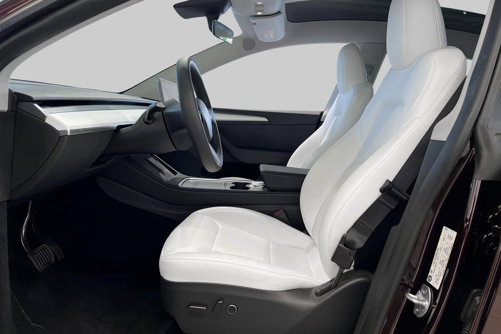 TESLA MODEL Y iso kuva 8