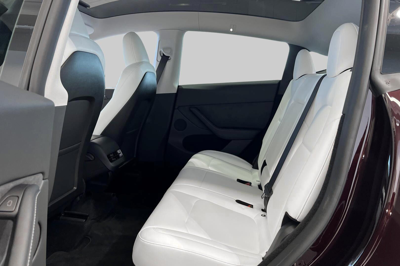 TESLA MODEL Y iso kuva 9