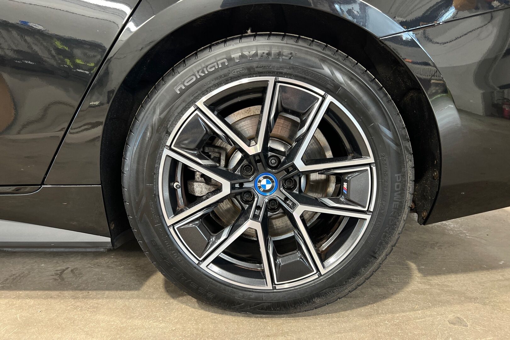 BMW I4 iso kuva 10