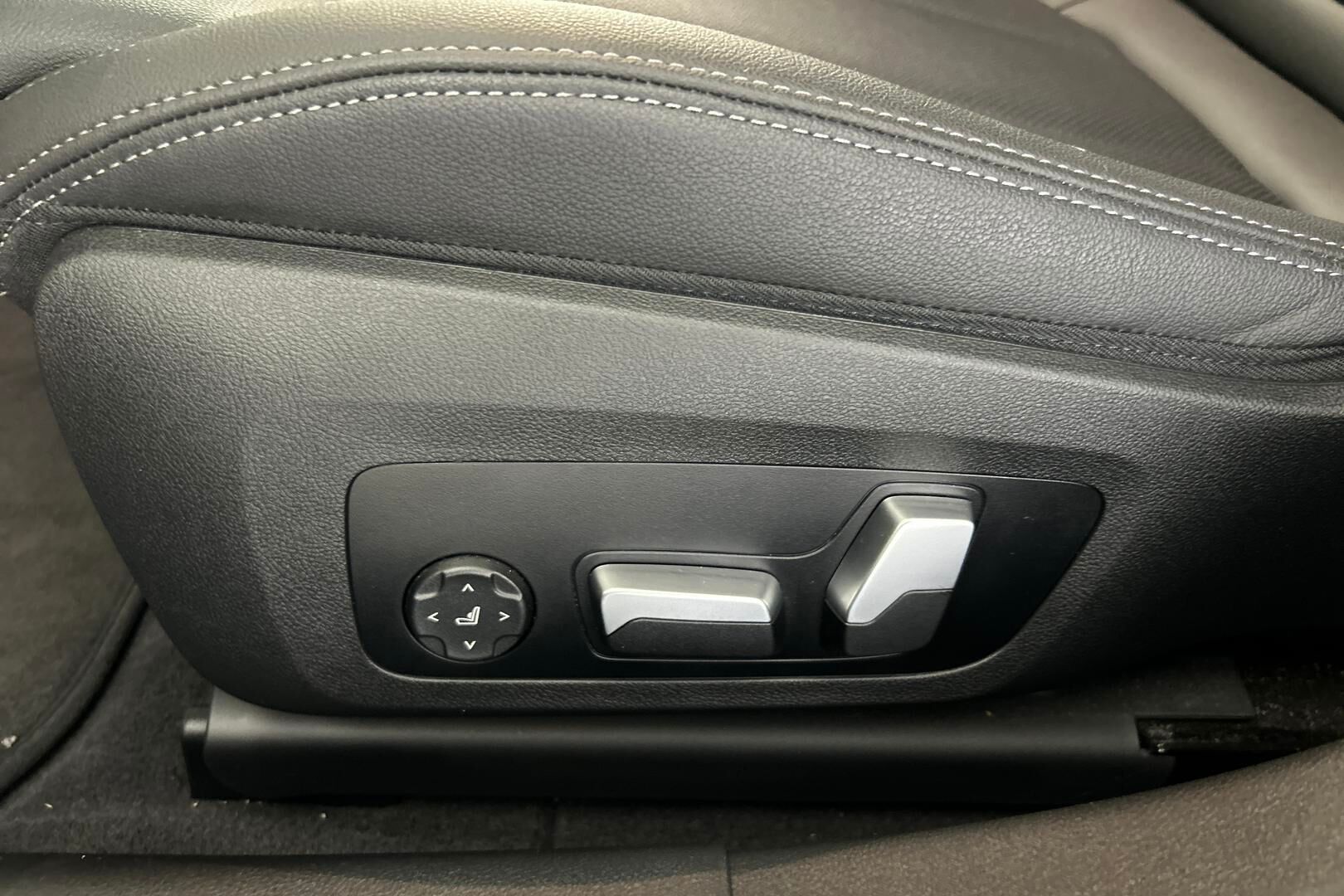 BMW i4 iso kuva 13