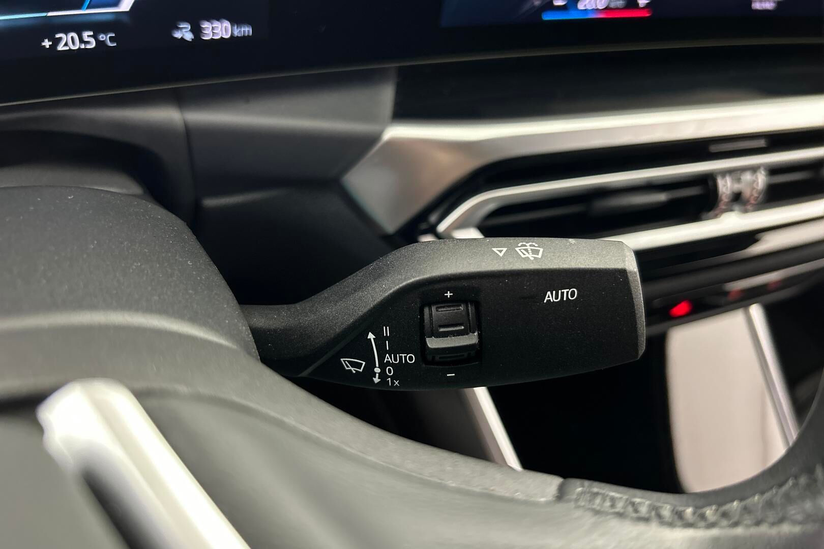BMW i4 iso kuva 16