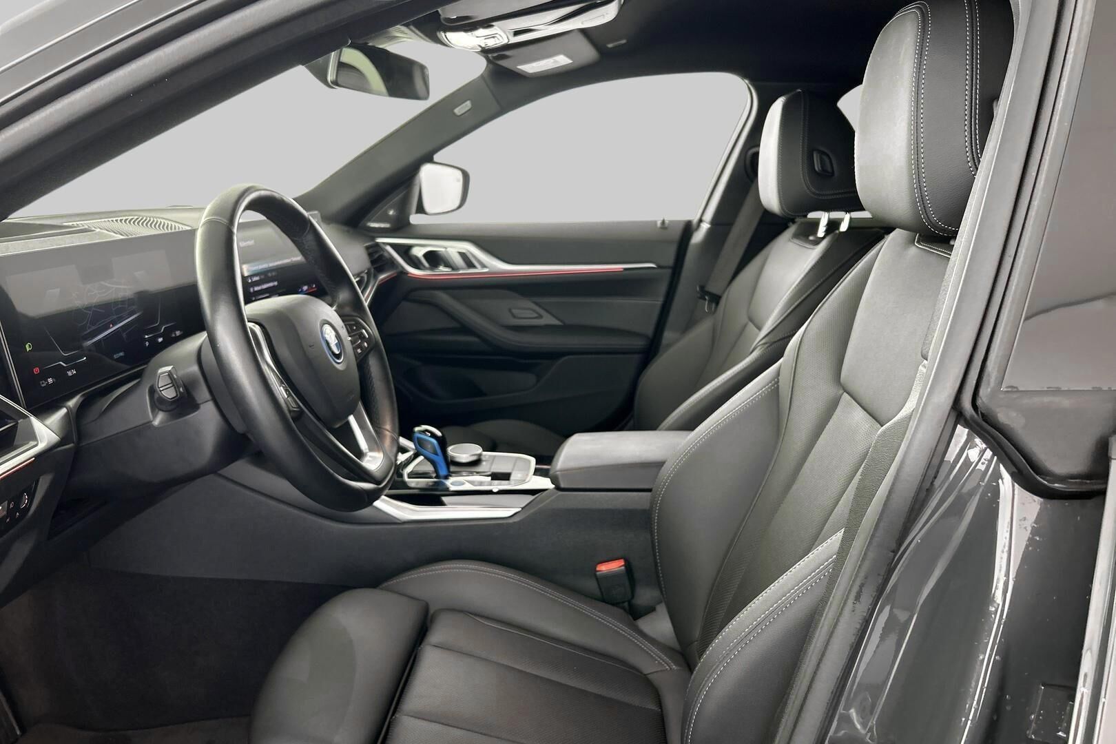 BMW i4 iso kuva 7