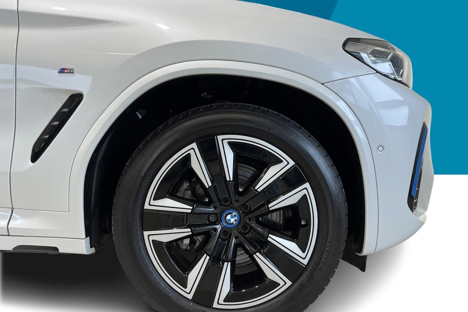 BMW IX3 iso kuva 12