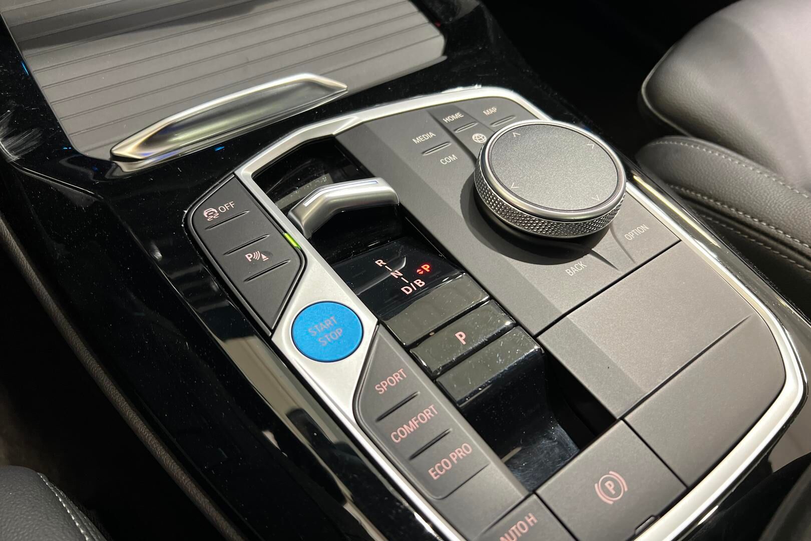 BMW IX3 iso kuva 18