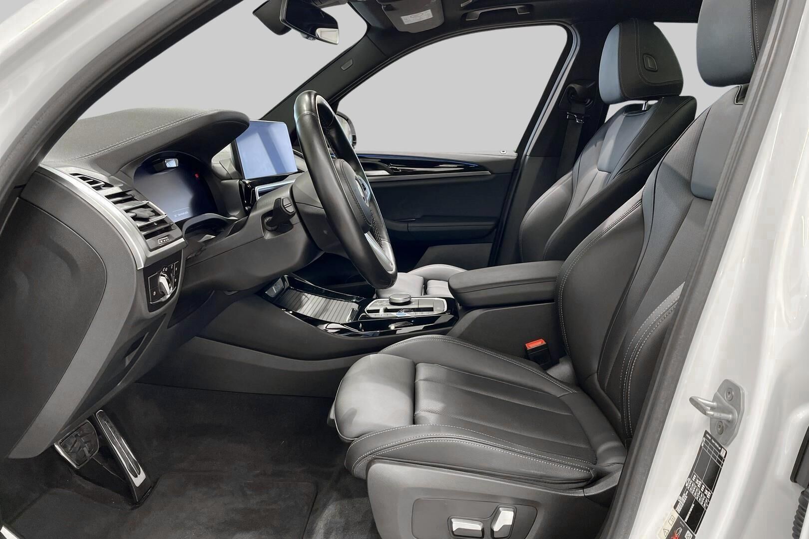 BMW IX3 iso kuva 8