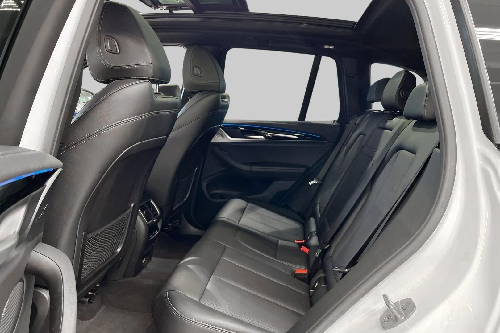 BMW IX3 iso kuva 9