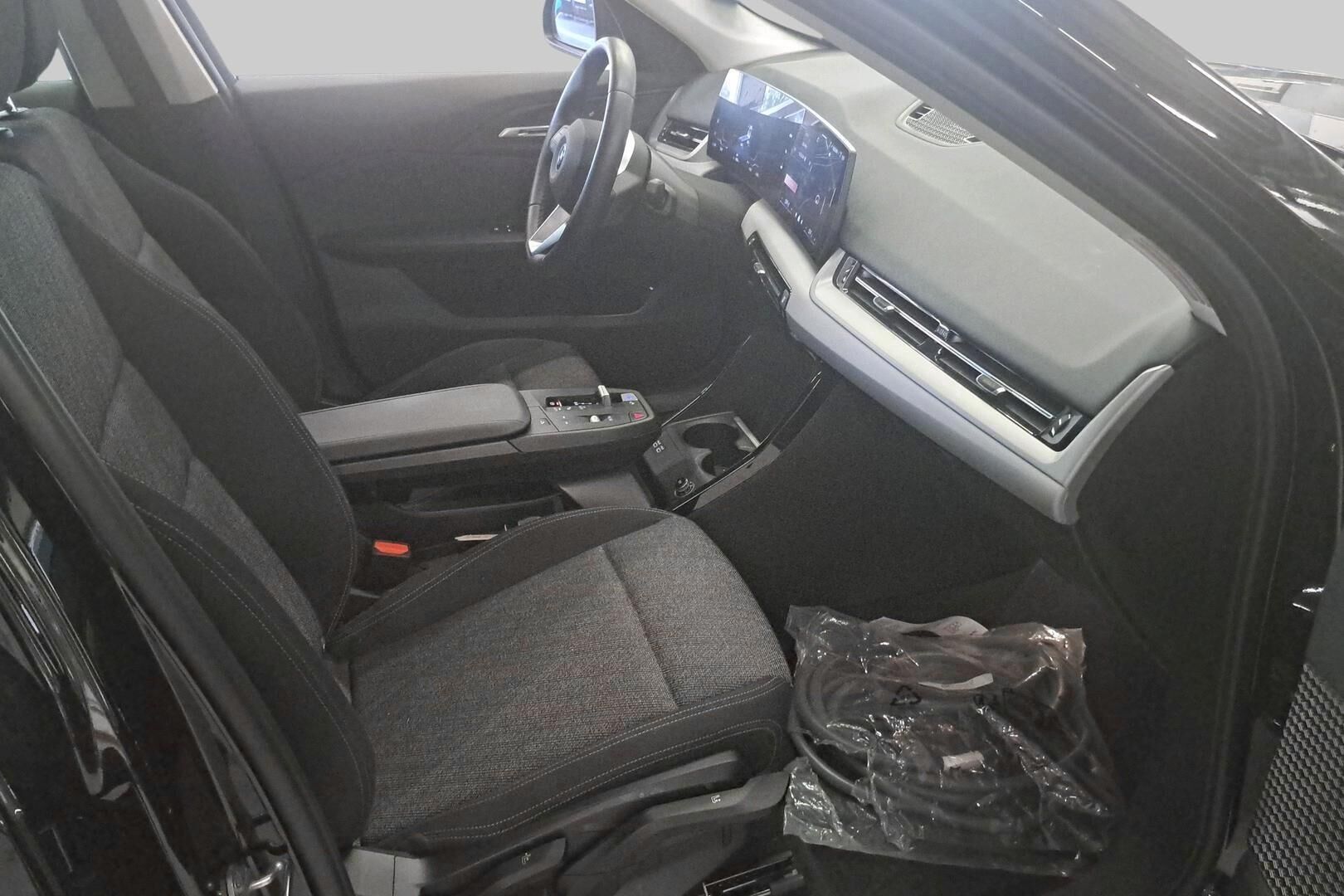 BMW IX1 iso kuva 2