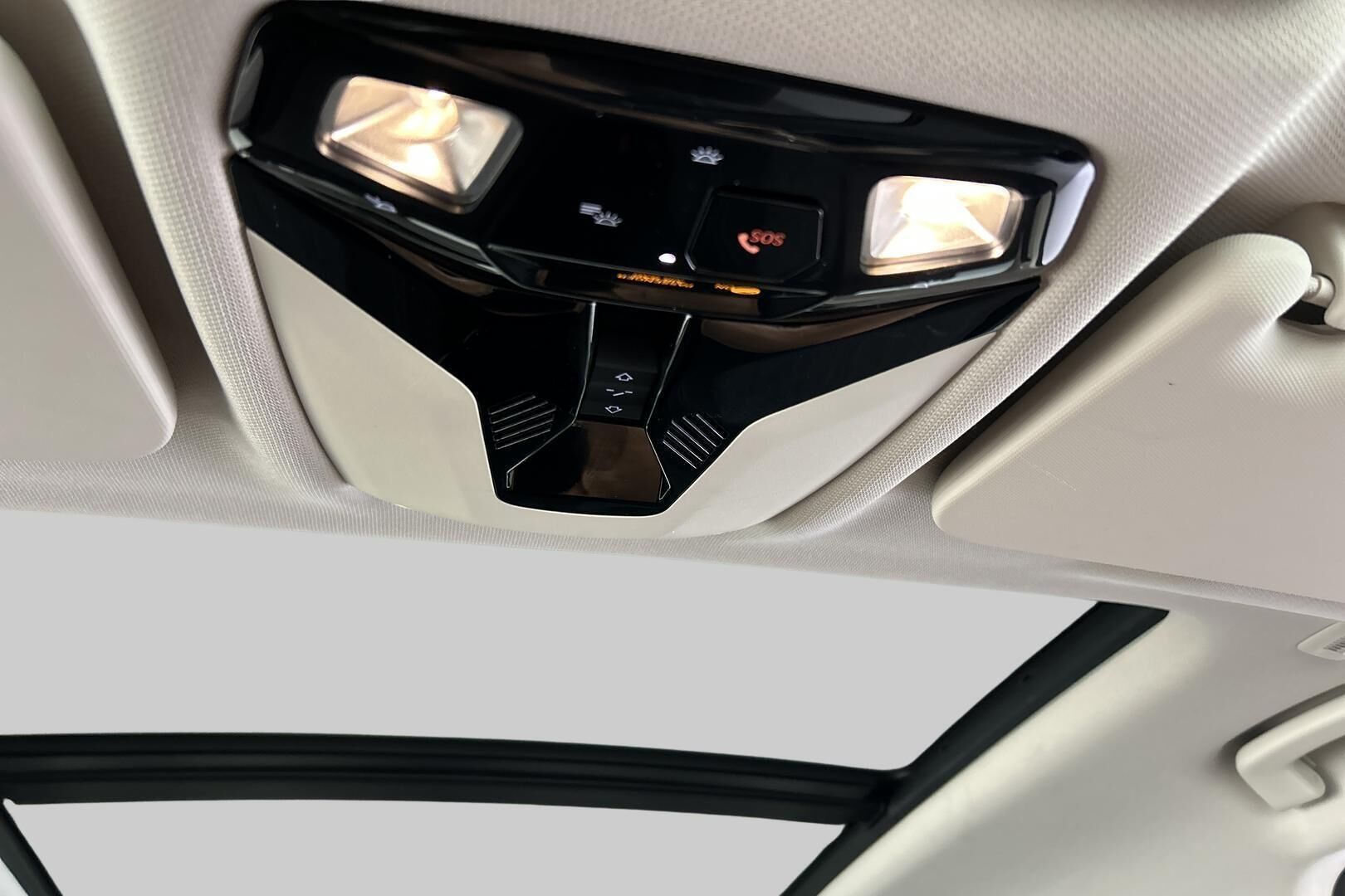 BMW IX1 iso kuva 11