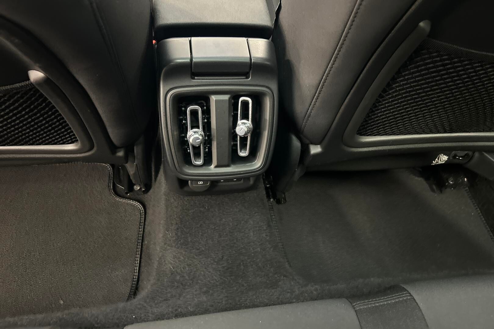 POLESTAR 2 iso kuva 24