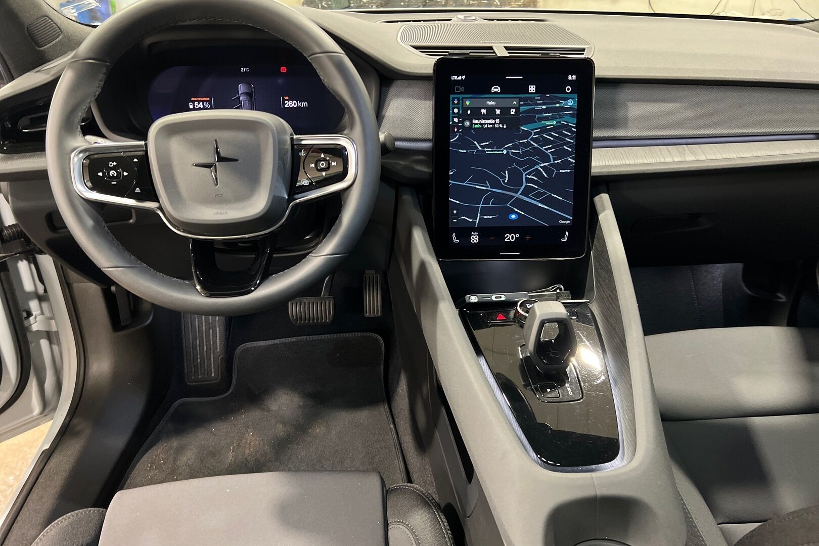 POLESTAR 2 iso kuva 10