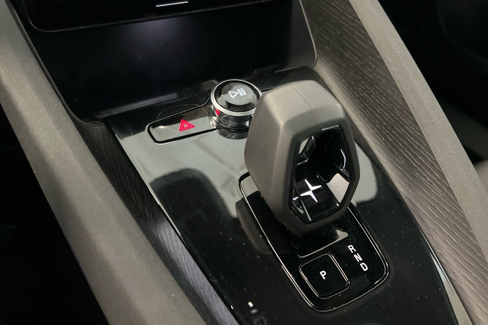 POLESTAR 2 iso kuva 14