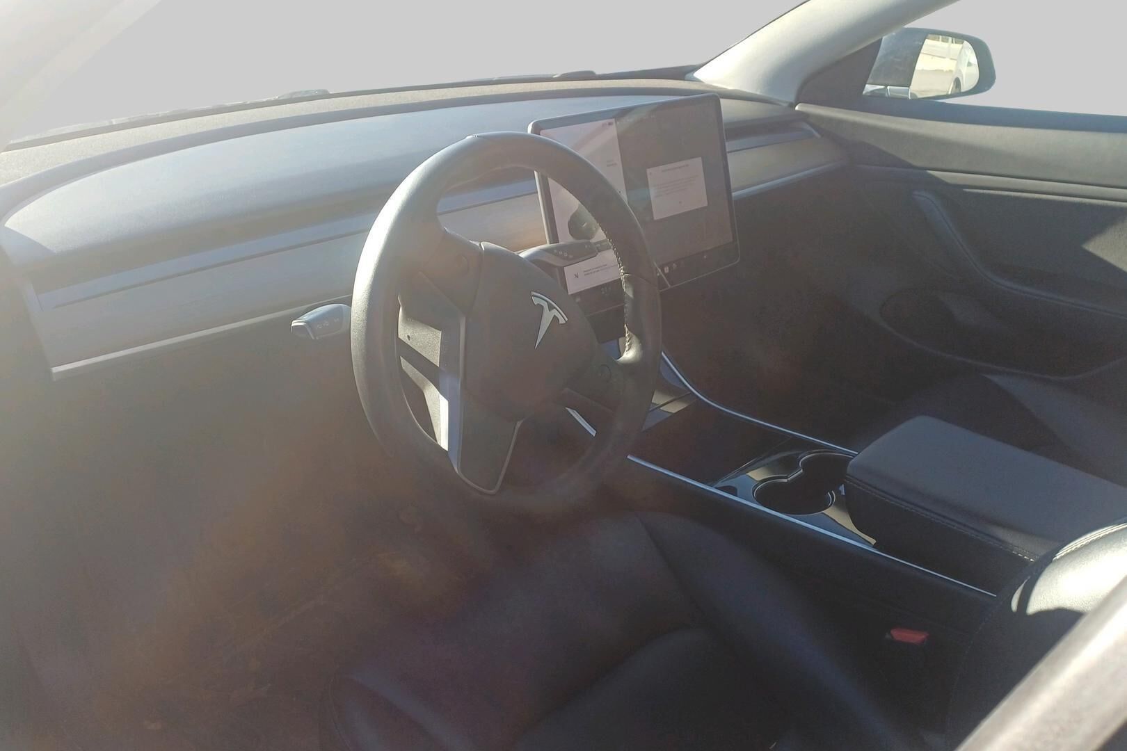 Tesla Model 3 iso kuva 2