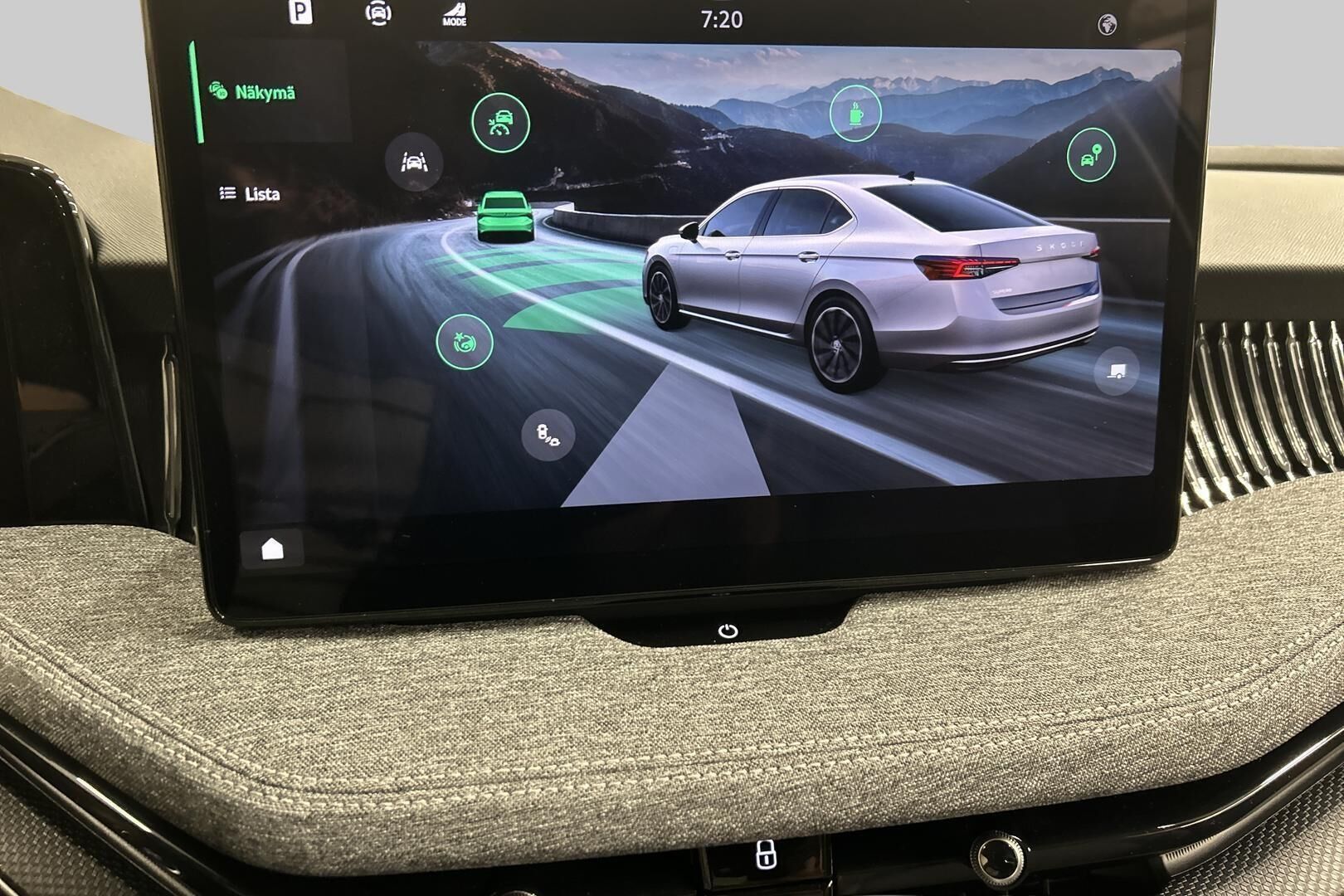 Skoda Superb iso kuva 8