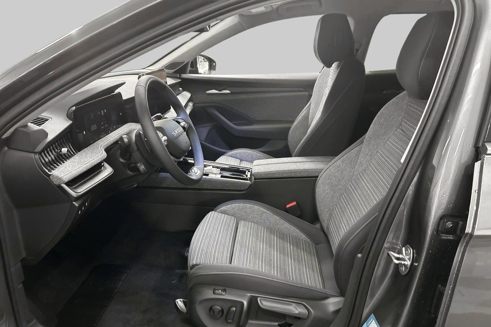 Skoda Superb iso kuva 16