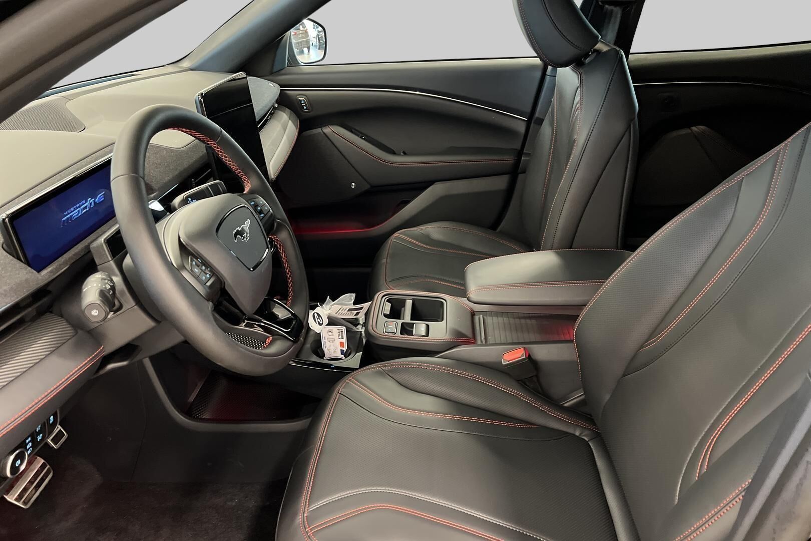 Ford Mustang Mach-E iso kuva 8