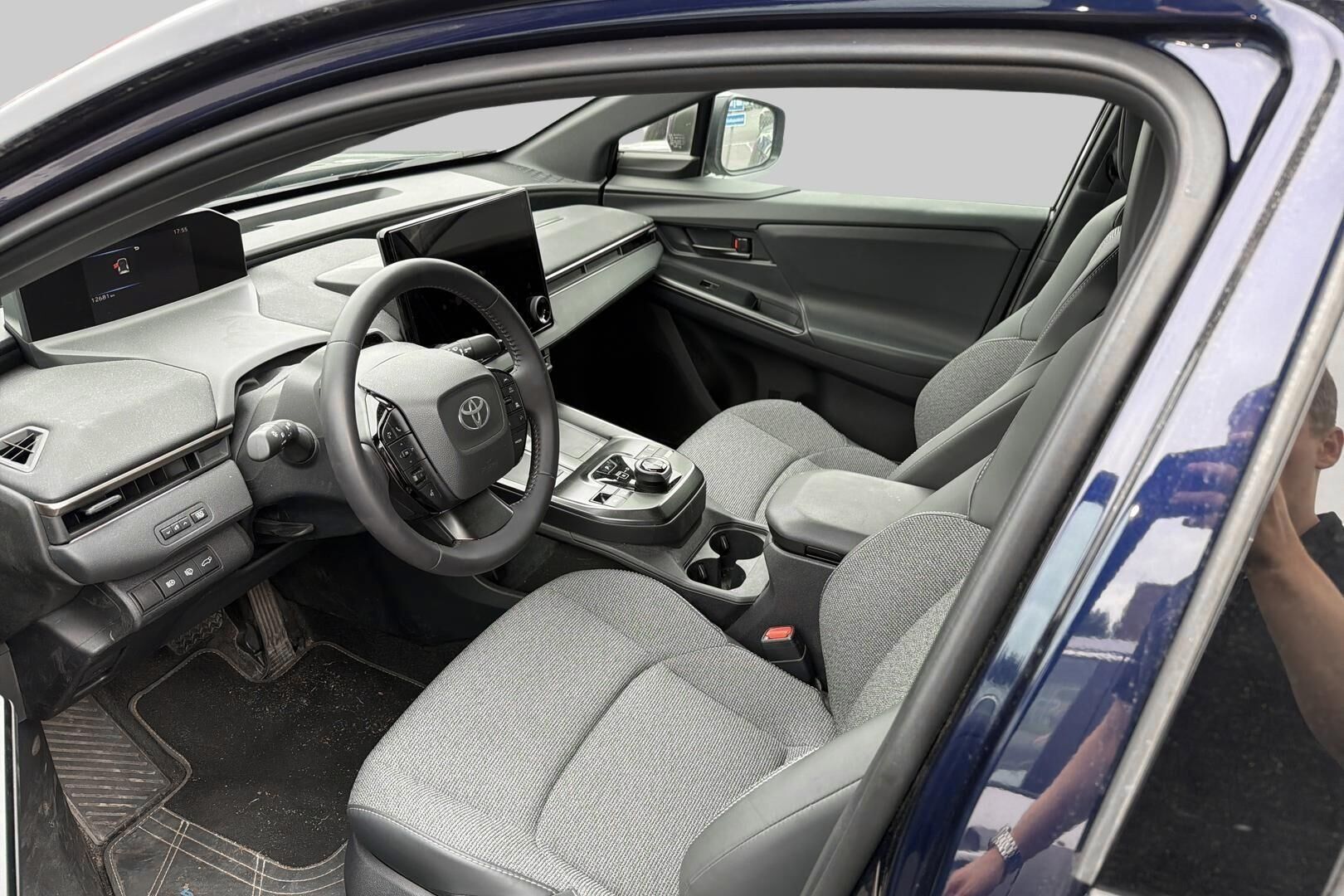 Toyota bZ4X iso kuva 1
