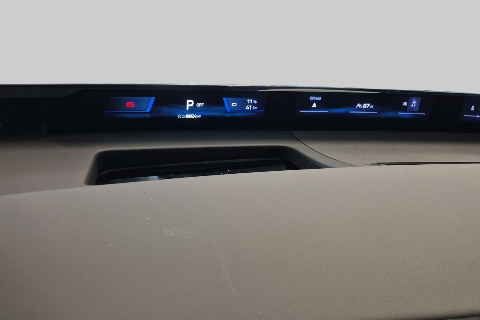 BMW iX3 iso kuva 13