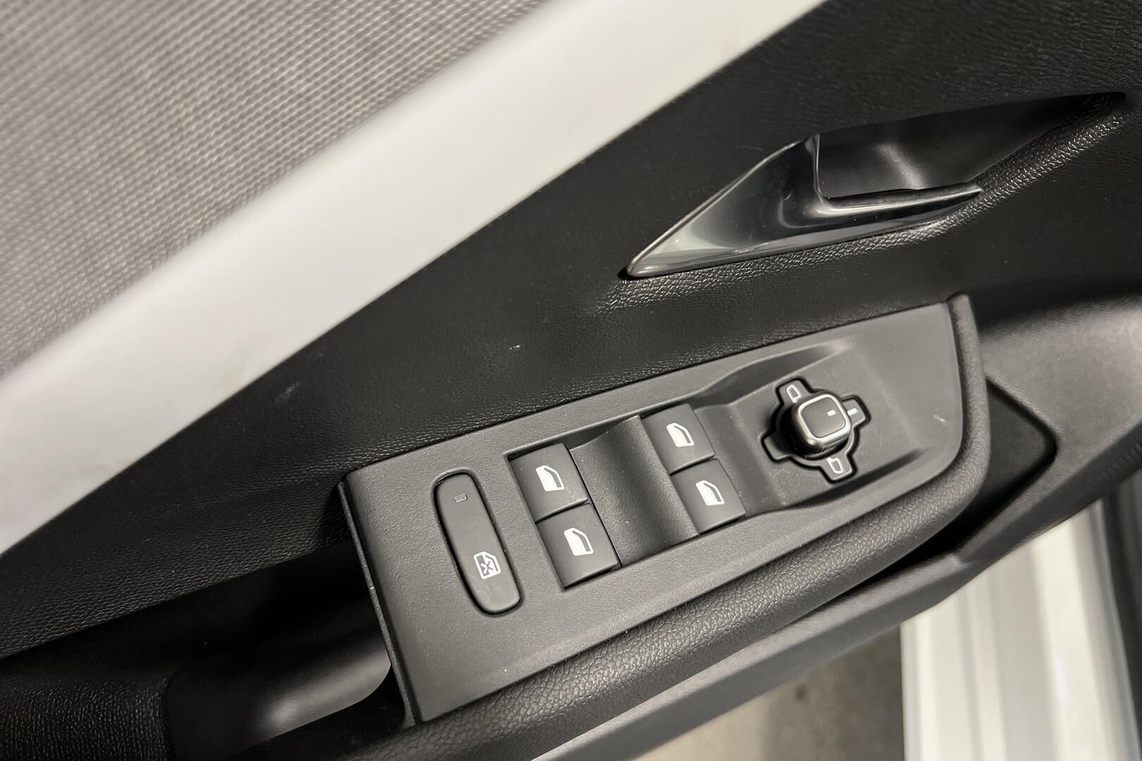 Opel Astra iso kuva 13