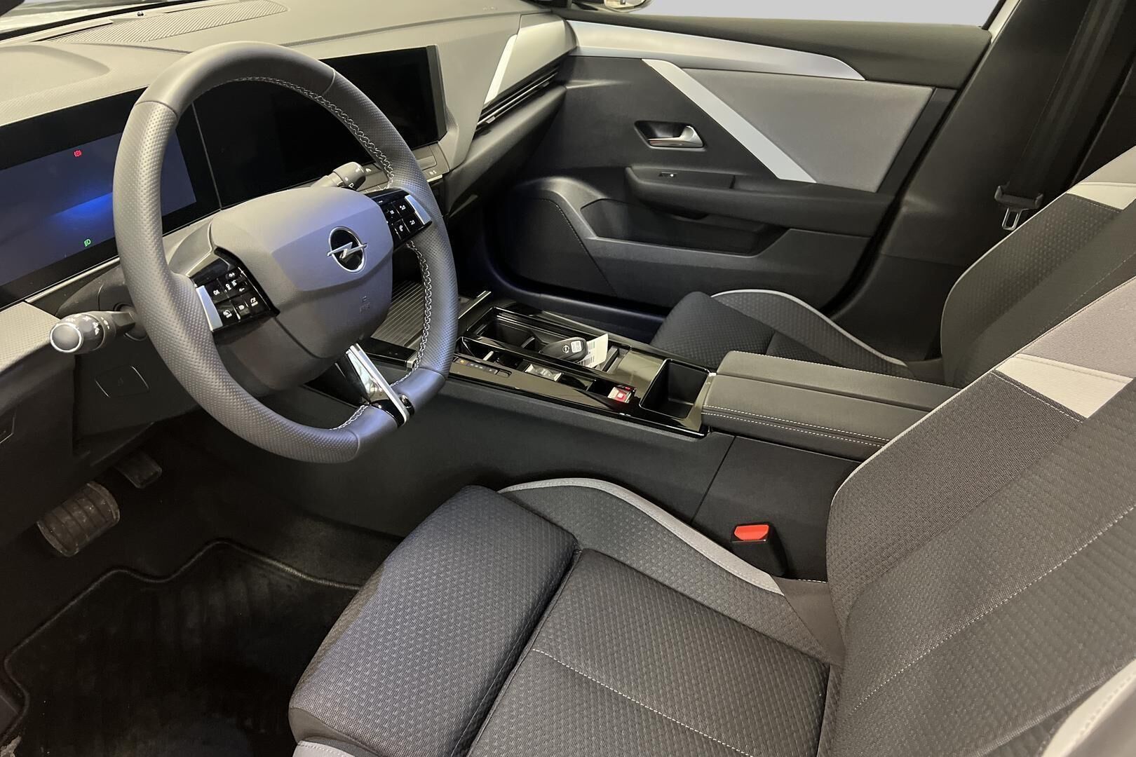 Opel Astra iso kuva 8