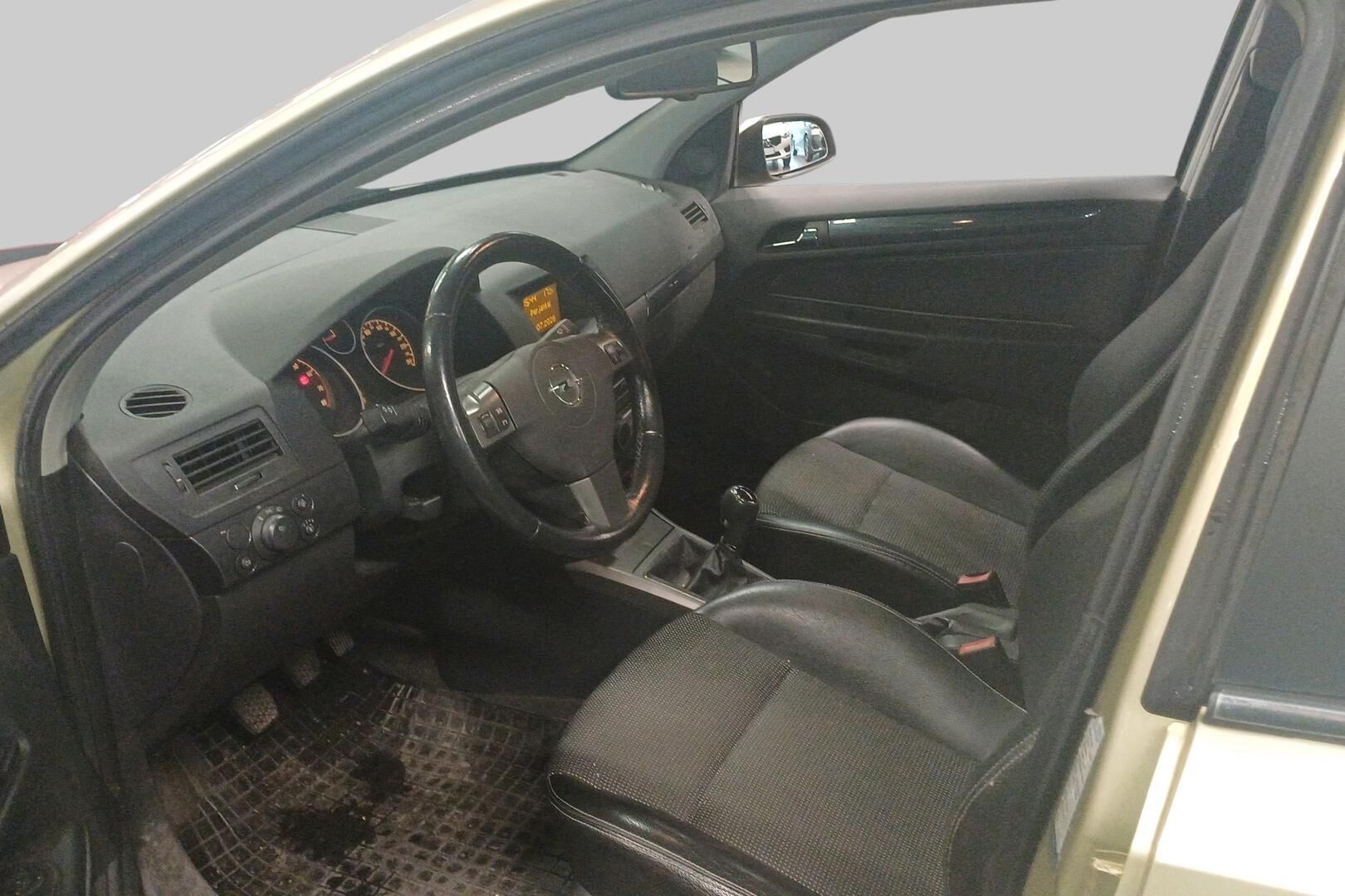 Opel Astra iso kuva 8