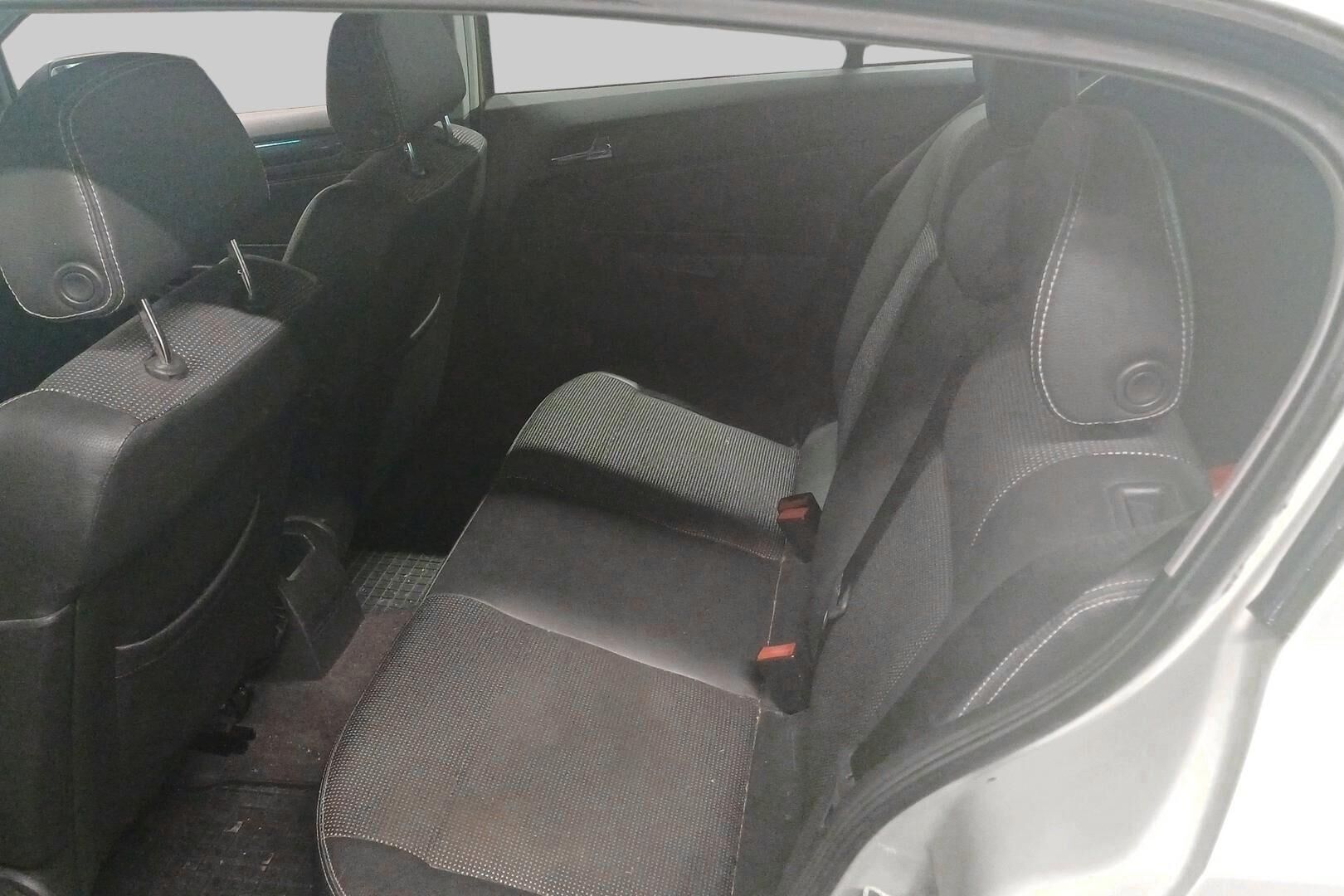 Opel Astra iso kuva 16