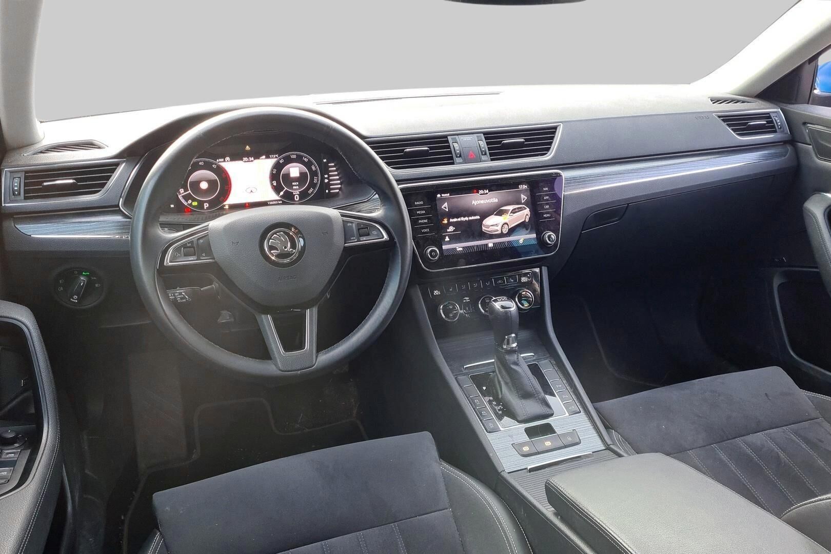 Skoda Superb iso kuva 2