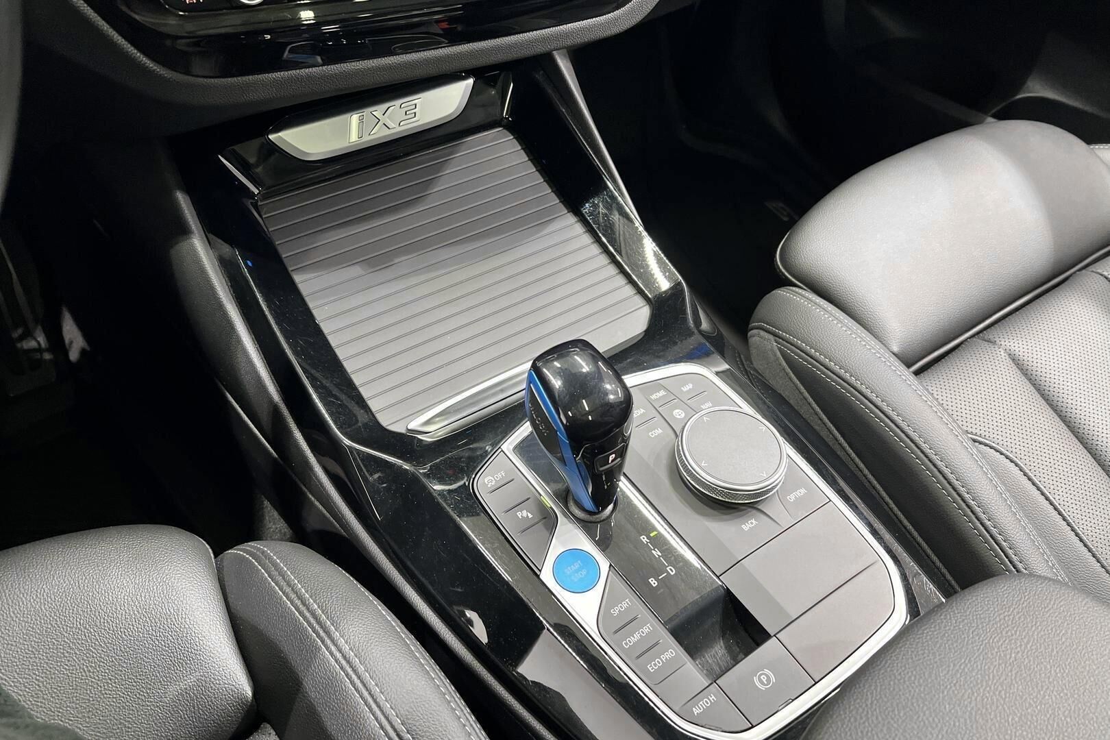 BMW IX3 iso kuva 9