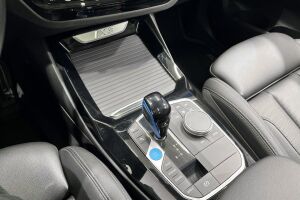 BMW IX3 esikatselu 9
